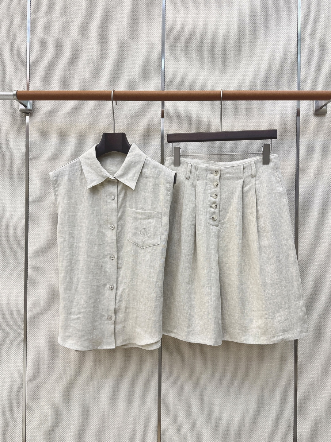 lp🆕 26Ss————春夏最新款意式极简风优雅套装🤍宽松极简无袖翻领衬衫+排扣五分裤  复古休闲又时髦