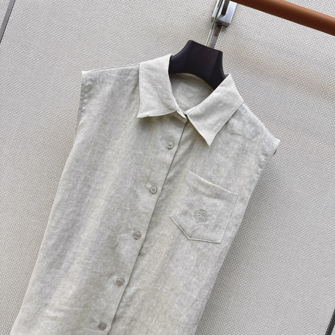 lp🆕 26Ss————春夏最新款意式极简风优雅套装🤍宽松极简无袖翻领衬衫+排扣五分裤 复古休闲又时髦 lp🆕 26Ss————春夏最新款意式极简风优雅套装🤍宽松极简无袖翻领衬衫+排扣五分裤 复古休闲又时髦
