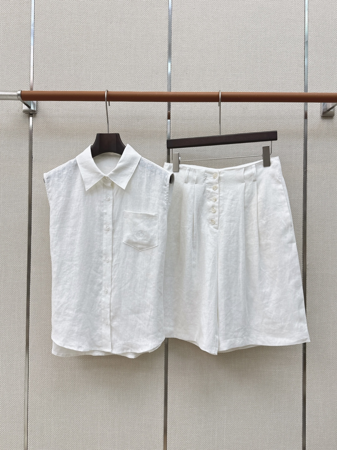 lp🆕 26Ss————春夏最新款意式极简风优雅套装🤍宽松极简无袖翻领衬衫+排扣五分裤  复古休闲又时髦