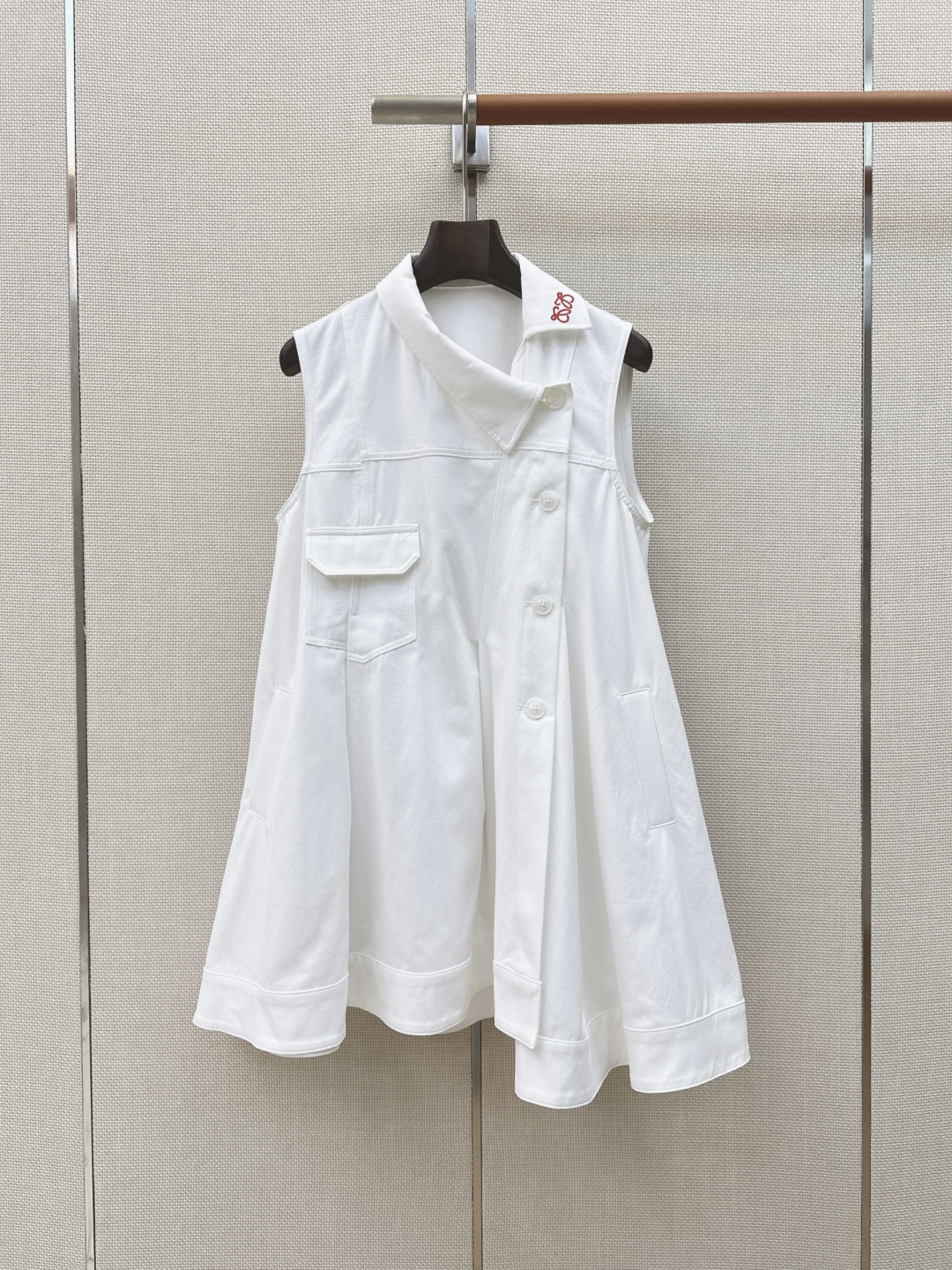 NO:854857,Loe 26Ss————The latest spring and summer logo embroidered doll-style denim dress has a youthful and girlish design. It has a sweet temperament. It is high-waisted and has a doll-style cut. The whole hem is pleated design, which really reduces age. The upper body looks smart again. Two colors are available for sale sml (S size bust 96, length 78, there is an error in manual measurement), Loewe-clothing, loewe, loewe, skirts,19860909Loe 26Ss————春夏最新款logo刺绣娃娃款牛仔连衣裙偏年轻偏少女感的设计 气质甜美 高腰娃娃款剪裁 整个下摆是压褶设计 真的很减龄 上身又显得乖巧起来 两色现货发售sml（s码胸围96衣长78手工测量存在误差）,罗意威-服装,loewe,loewe,skirts,,Women's clothing