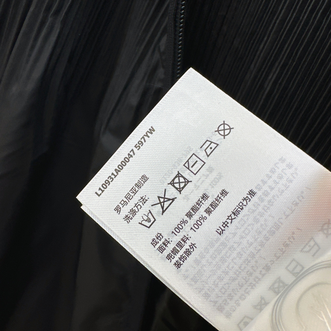 MC 26Ss————春夏最新款连帽风衣外套🖤轻盈而实用 是日常衣橱的基础款单品 采用通透的风衣面料 帅