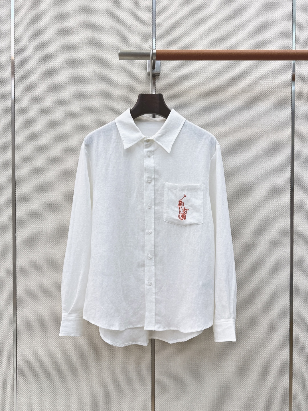NO:862972,Recommended single item: RL 26Ss - the latest and latest series of patterned embroidered linen shirts for spring and summer. Casual and lazy style. It has a fashionable holiday style. It is great for taking pictures. It is made of linen fabric. It is very breathable and very comfortable. It is a must-have item for daily concave shapes. It can also be worn as a sun protection jacket. Two colors are available in stock. SML (S size shoulder width 45 bust 110 length 64, there is an error in manual measurement), women's clothing, jackets &  coats, shirts,19860909爆单款推荐 RL 26Ss————春夏最新款最新系列图案刺绣亚麻衬衫 休闲慵懒范 自带度假风时髦属性 拍照太出片了 采用亚麻面料 透气性很好 贴身也很舒服 是日常凹造型的必备单品 也可以当防晒外套穿哦 两色现货发售sml（s码肩宽45胸围110衣长64手工测量存在误差）,女装,jackets & coats,shirts,,Women's clothing