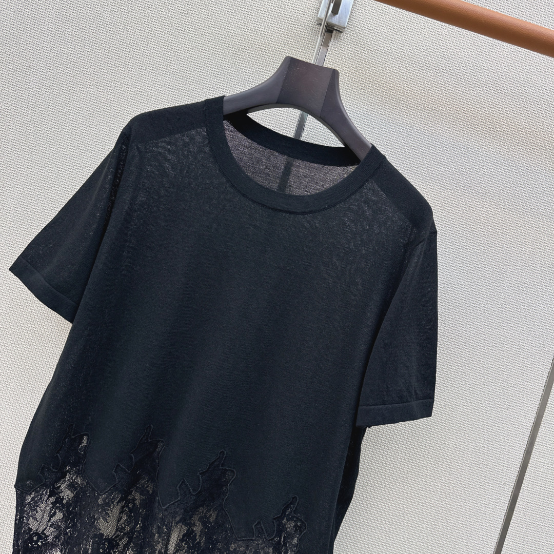温柔日常必备内搭 Es 26Ss————春夏最新款温柔女孩必备蕾丝拼接宽松针织衫🤍太好搭啦〰️很日常的温