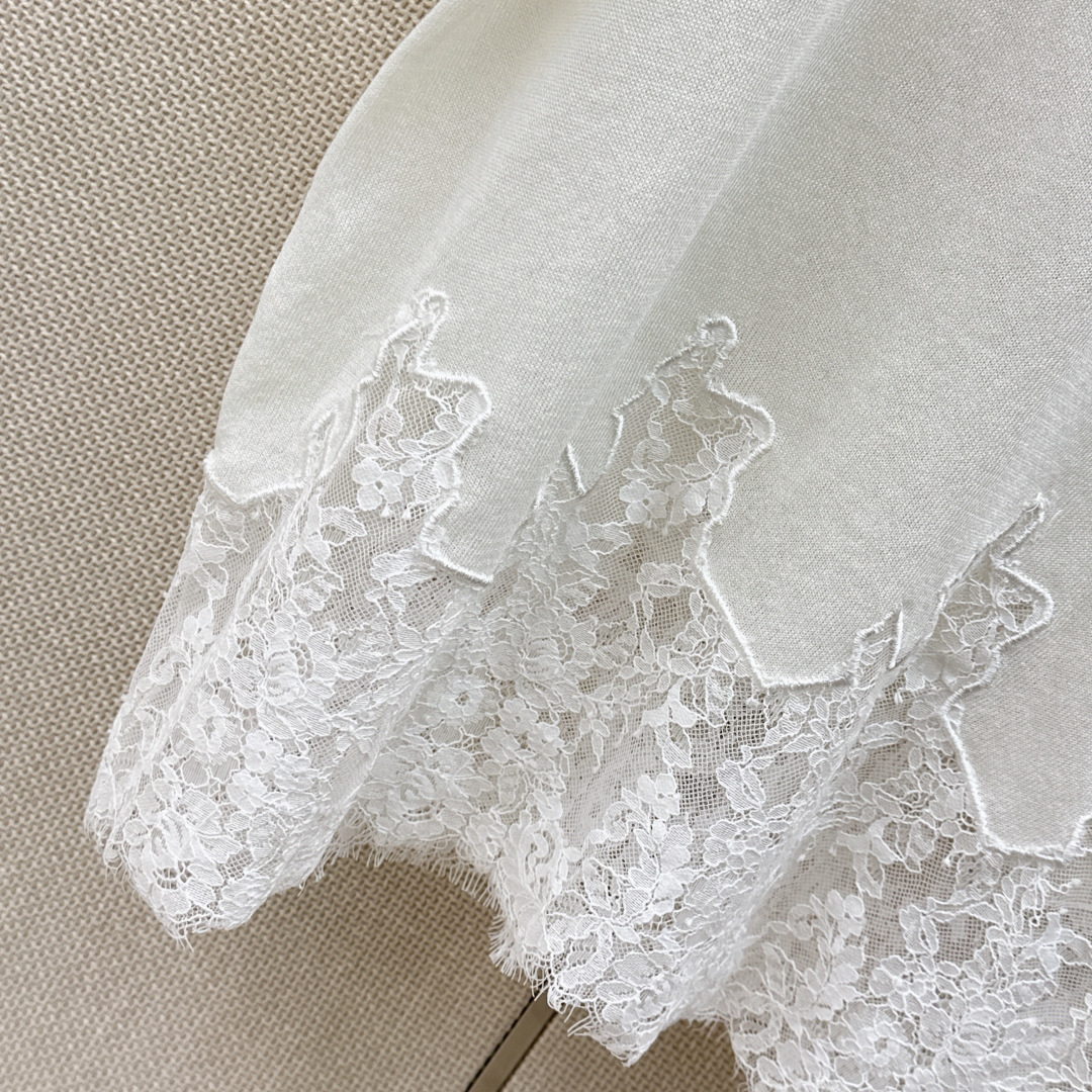 温柔日常必备内搭 Es 26Ss————春夏最新款温柔女孩必备蕾丝拼接宽松针织衫🤍太好搭啦〰️很日常的温