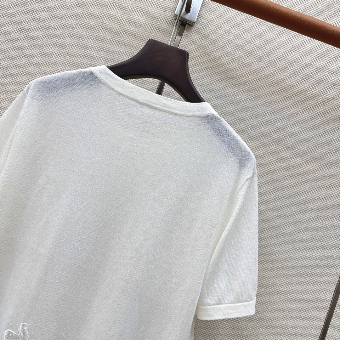 温柔日常必备内搭 Es 26Ss————春夏最新款温柔女孩必备蕾丝拼接宽松针织衫🤍太好搭啦〰️很日常的温