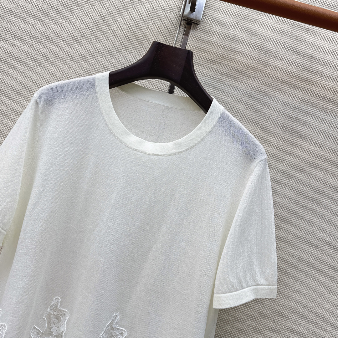 温柔日常必备内搭 Es 26Ss————春夏最新款温柔女孩必备蕾丝拼接宽松针织衫🤍太好搭啦〰️很日常的温