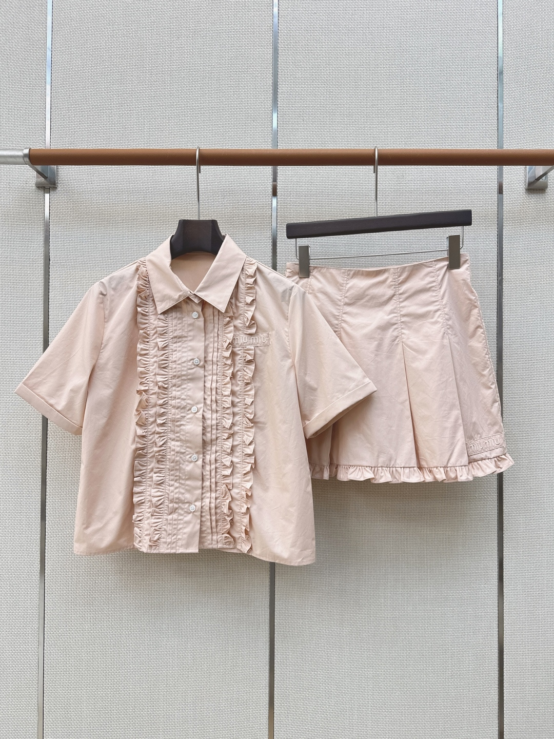 NO:862915,Miu 26Ss————The latest age-reducing sweet lace shirt suit for spring and summer. Loose shirt + skirt. Paired with cute lace design. Retro and sweet, irresistible. Lightweight pure cotton poplin fabric, smooth and delicate. Pink brings sweetness to girl's heart. Olive green is refreshing and healing, and invincible for whitening skin. Available in one set.  Two colors ready for sale sml (S size shoulder width 38 bust 100 dress length 53 waist 68 hips 88 skirt length 40 manual measurement error), Miu Miu-clothing, miumiu, skirts, shirts,19860909Miu 26Ss————春夏最新款减龄缪系甜美花边衬衫套装宽松衬衫+半裙 搭配可爱花边设计 复古又甜美让人毫无抵抗力 轻盈纯棉府绸面料,平滑细腻 粉色自带甜感少女心拉满 橄榄绿清爽又治愈 而且无敌显肤白 一套出 两色现货发售sml（s码肩宽38胸围100衣长53腰围68臀围88裙长40手工测量存在误差）,缪缪-服装,miumiu,skirts,shirts,,Women's clothing
