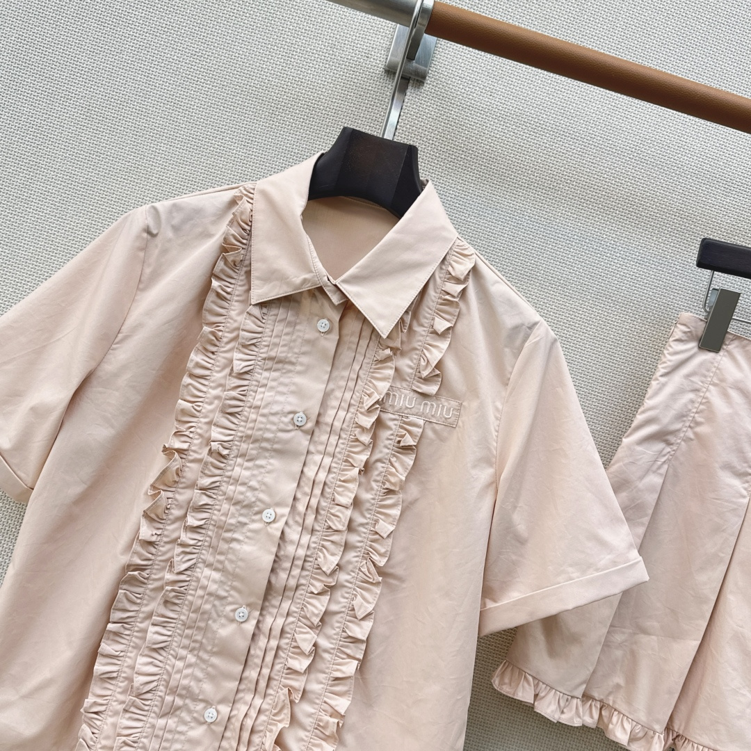 Miu 26Ss————春夏最新款减龄缪系甜美花边衬衫套装💞宽松衬衫+半裙 搭配可爱花边设计 复古又甜美 Miu 26Ss————春夏最新款减龄缪系甜美花边衬衫套装💞宽松衬衫+半裙 搭配可爱花边设计 复古又甜美