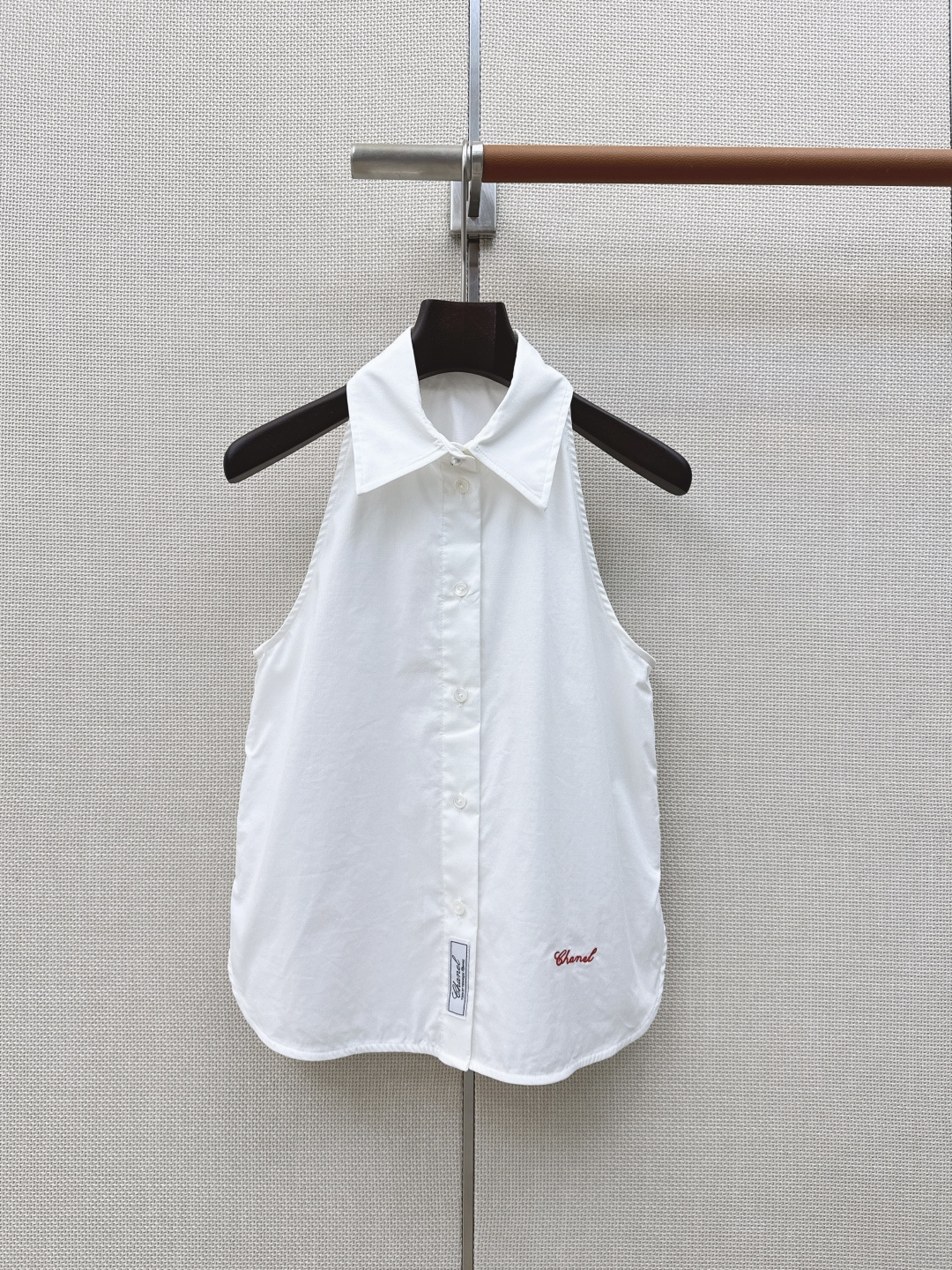 NO:854881,C Home 26Ss————The latest spring and summer Coco girl’s sleeveless shirt is all carefully thought out. Classic chain webbing edge design. Imported poplin cotton fabric is light, comfortable and has a great texture. Red label embroidered pearl buckle decoration. The style of age-reducing girls is absolutely stunning. The short version is versatile and not picky. Bai Fumei’s must-have high-end fashionable and versatile item  Two colors available for sale sml (S size bust 88, length 55, manual measurement error exists), Chanel-clothing, chanel, chanel, shirts,19860909C家 26Ss————春夏最新款Coco女孩穿搭无袖衬衫小心思全在看不见的地方 经典链条织带边设计 进口府绸棉面料轻盈舒适质感超赞 红标刺绣珍珠扣装饰 减龄少女风绝绝子 小短款版型百搭不挑人 白富美必入高级时髦百搭单品 两色现货发售sml（s码胸围88衣长55手工测量存在误差）,香奈儿-服装,chanel,chanel,shirts,,Women's clothing