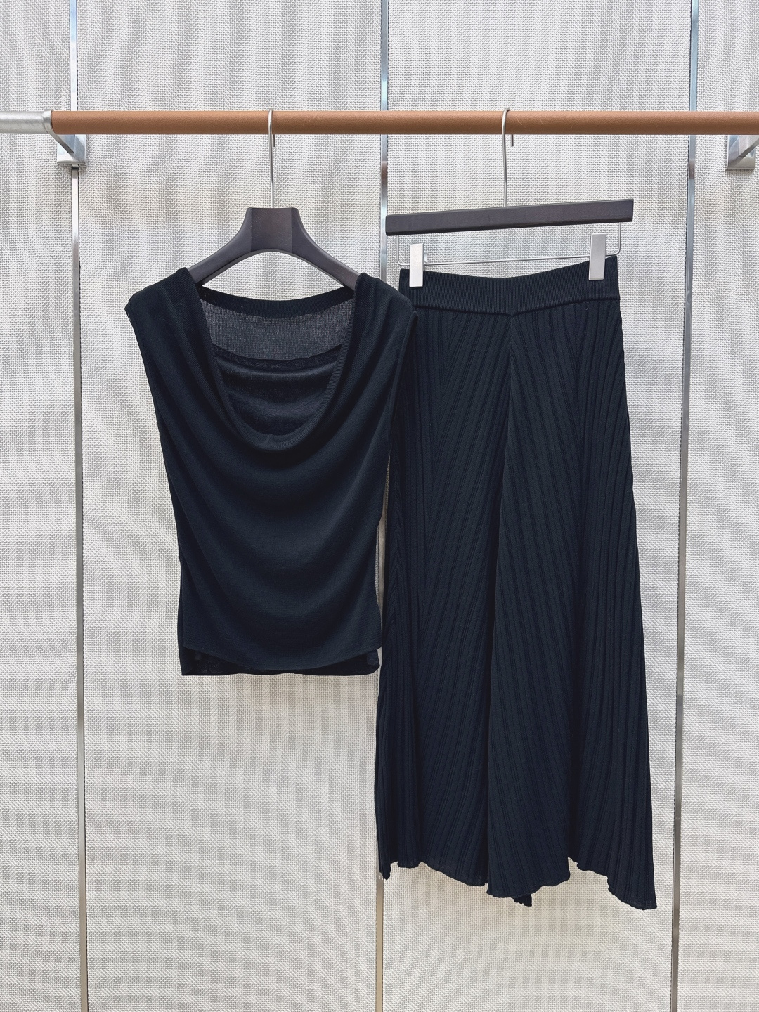 独家首发 Es 26Ss————春夏最新款针织套装🤍假两件拼接蕾丝无袖针织衫+半裙 精致美感 整体给人感