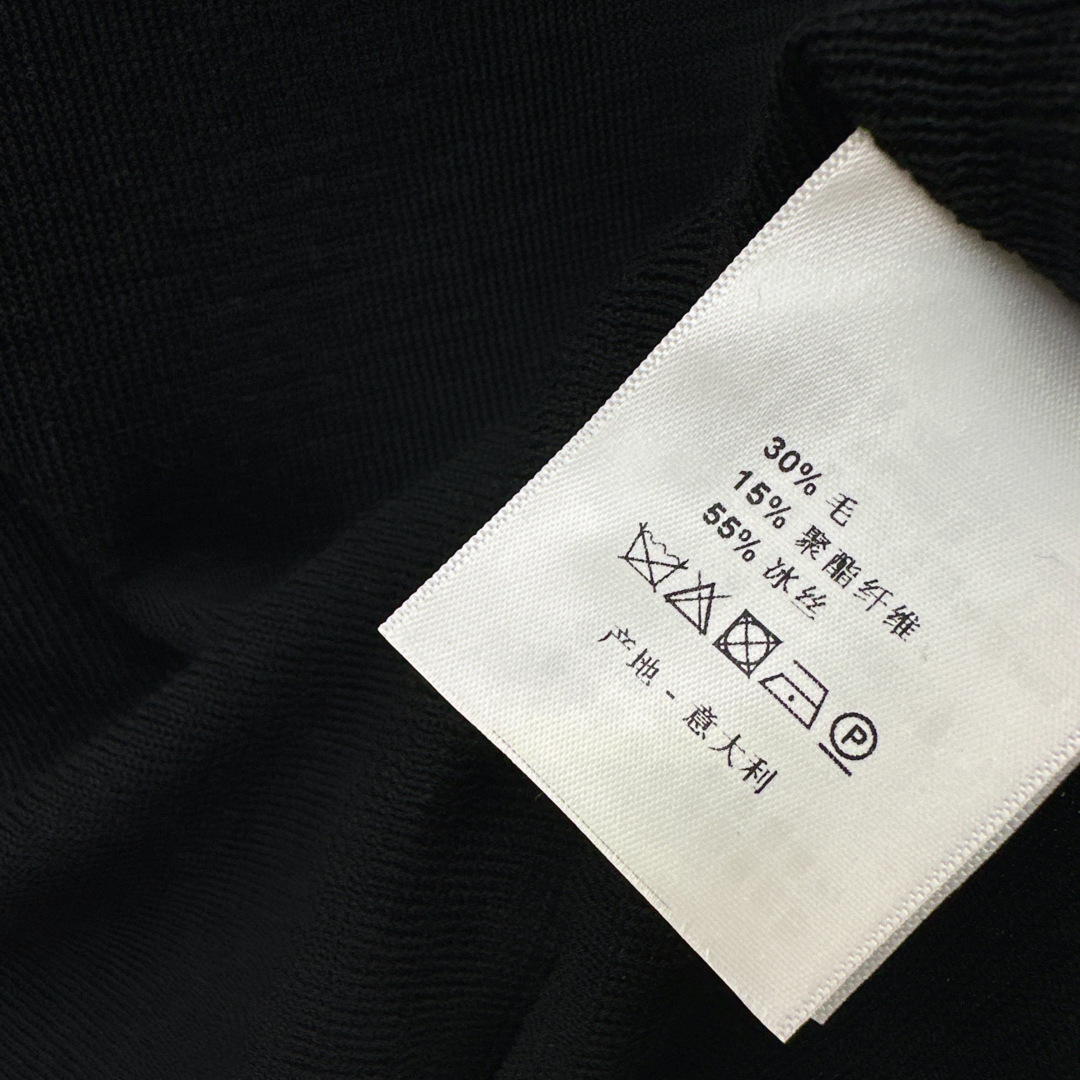 Miu 26Ss——春夏最新款镂空拼接设计修身短袖针织衫 🤍超好看的颜色 满满的度假Feel 拍照太出片