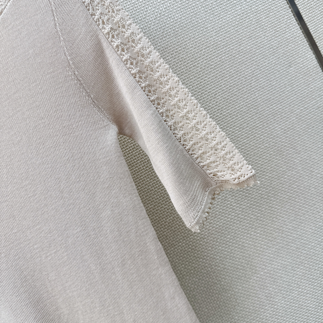 Miu 26Ss——春夏最新款镂空拼接设计修身短袖针织衫 🤍超好看的颜色 满满的度假Feel 拍照太出片