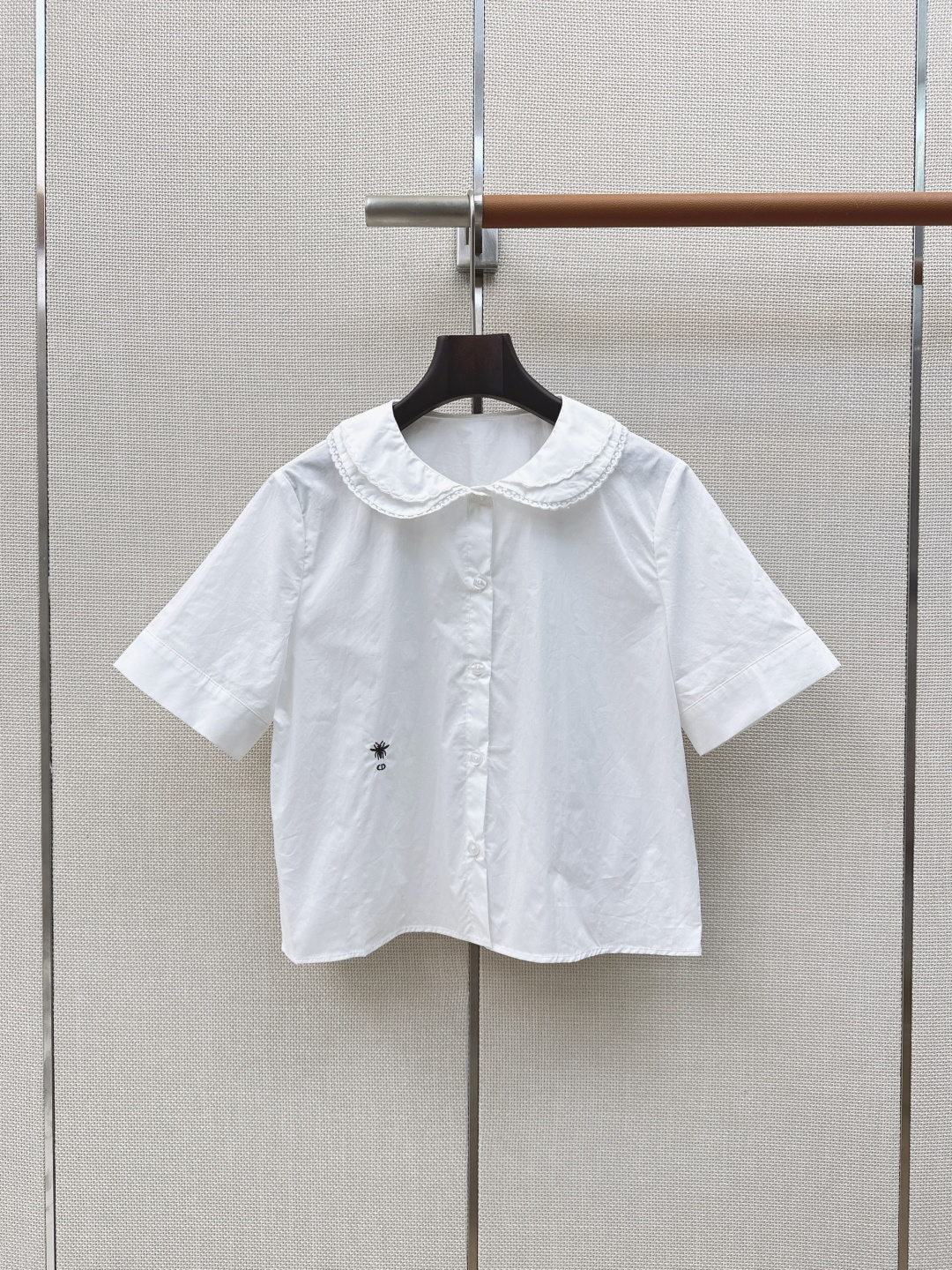 NO:862884,CD 26Ss————The latest spring and summer short-sleeved shirt with doll collar, embroidered lace and tiered collar are like the poetry of French palace. Pure cotton fabric with white tone. The texture is crisp but gentle. The logo embroidered little bee brand logo low-key highlights the identity. It injects a lazy French accent into the overall shape. One color ready for sale sml (size S shoulder width 40 bust 102 length 48, there is an error in manual measurement), Dior-clothing, dior, shirts, T-shirt,19860909CD 26Ss————春夏最新款娃娃领短袖衬衫绣花边层叠领如法式宫廷的诗意 白调的纯棉面料 质感挺括却不失温柔 logo刺绣小蜜蜂品牌标识低调彰显身份 为整体造型注入慵懒的法式腔调 一色现货发售sml（s码肩宽40胸围102衣长48手工测量存在误差）,迪奥-服装,dior,shirts,T-shirt,,Women's clothing