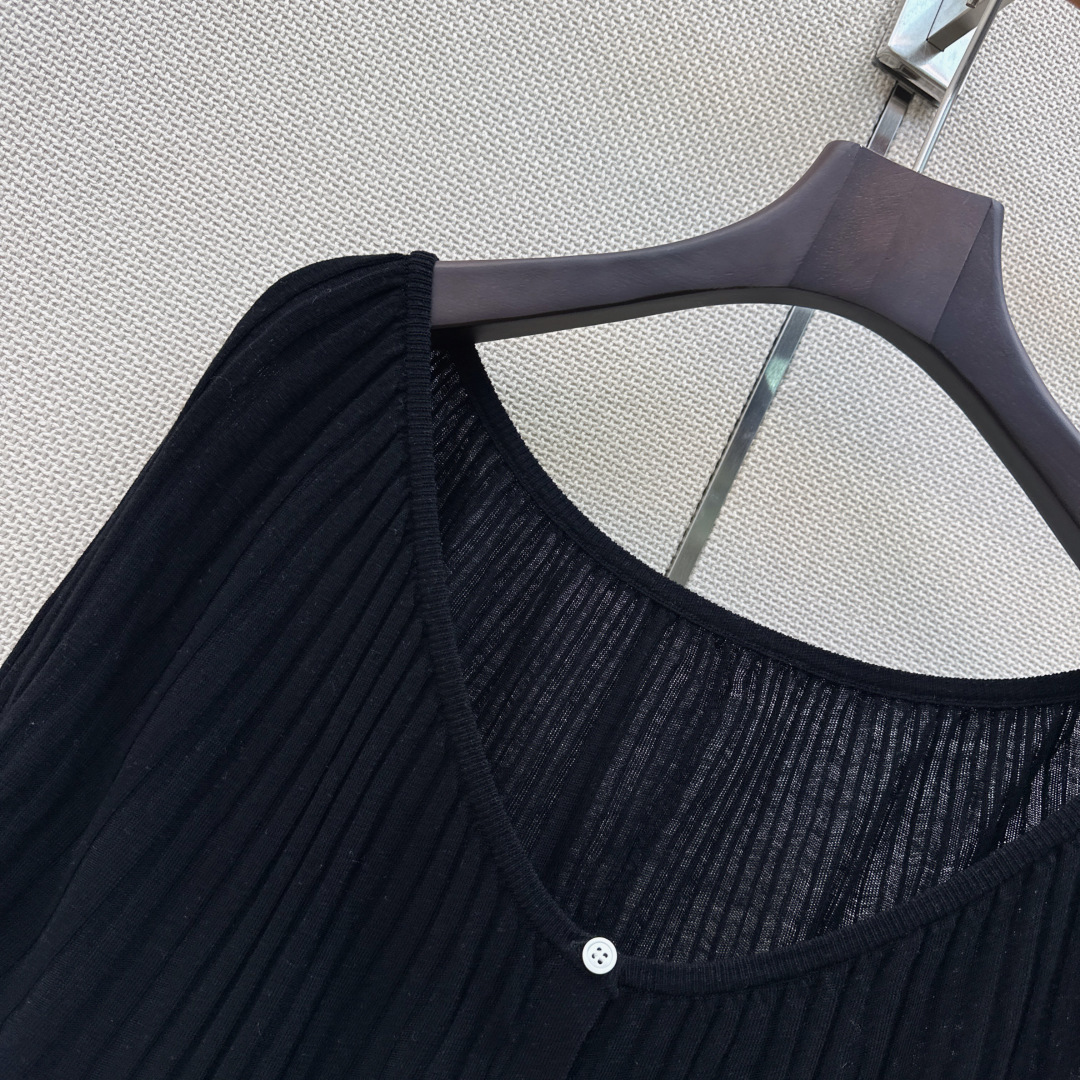 Miu 26Ss————春夏最新款减龄斗篷式针织衫🖤日常必备款 永不过时的时尚元素～～logo胸针精致大