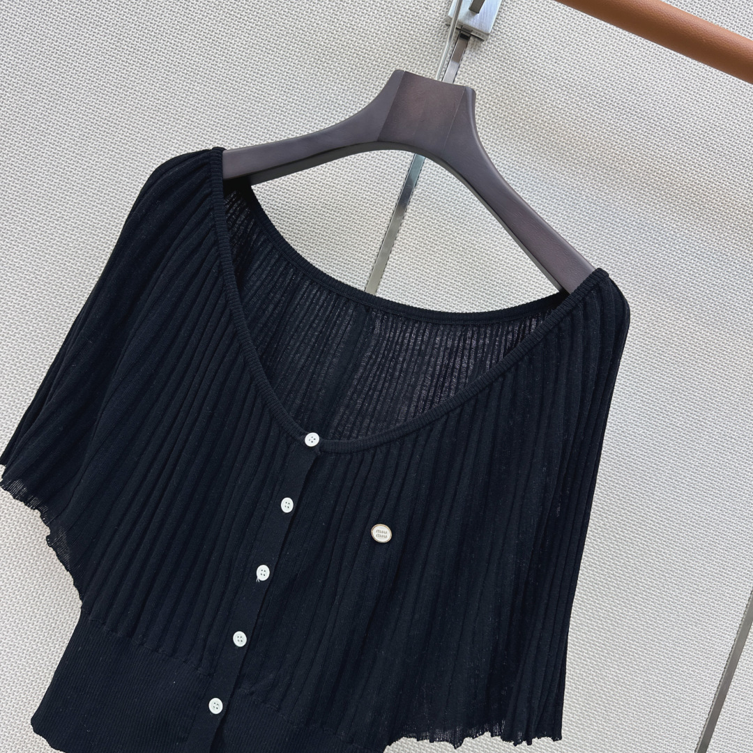 Miu 26Ss————春夏最新款减龄斗篷式针织衫🖤日常必备款 永不过时的时尚元素～～logo胸针精致大