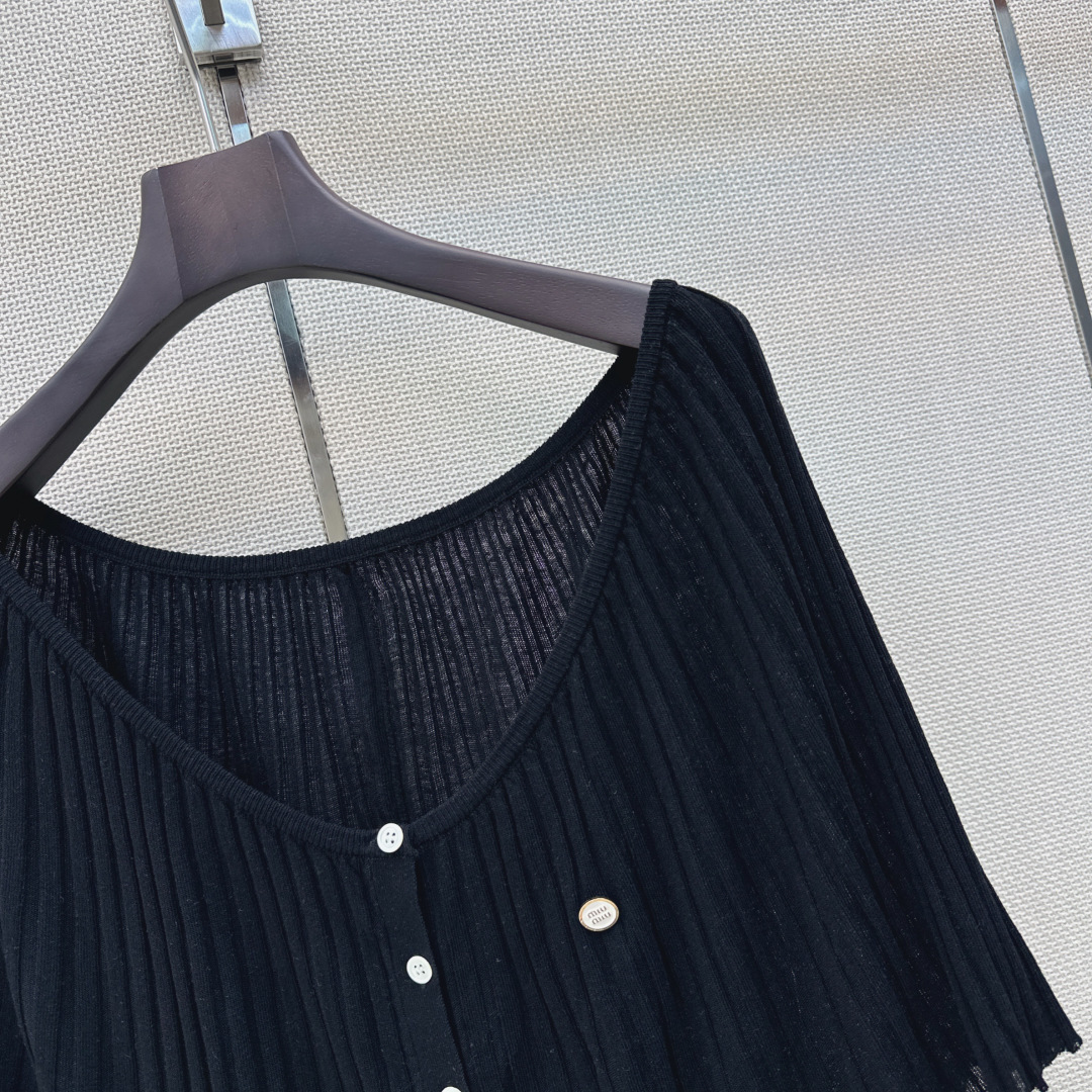 Miu 26Ss————春夏最新款减龄斗篷式针织衫🖤日常必备款 永不过时的时尚元素～～logo胸针精致大