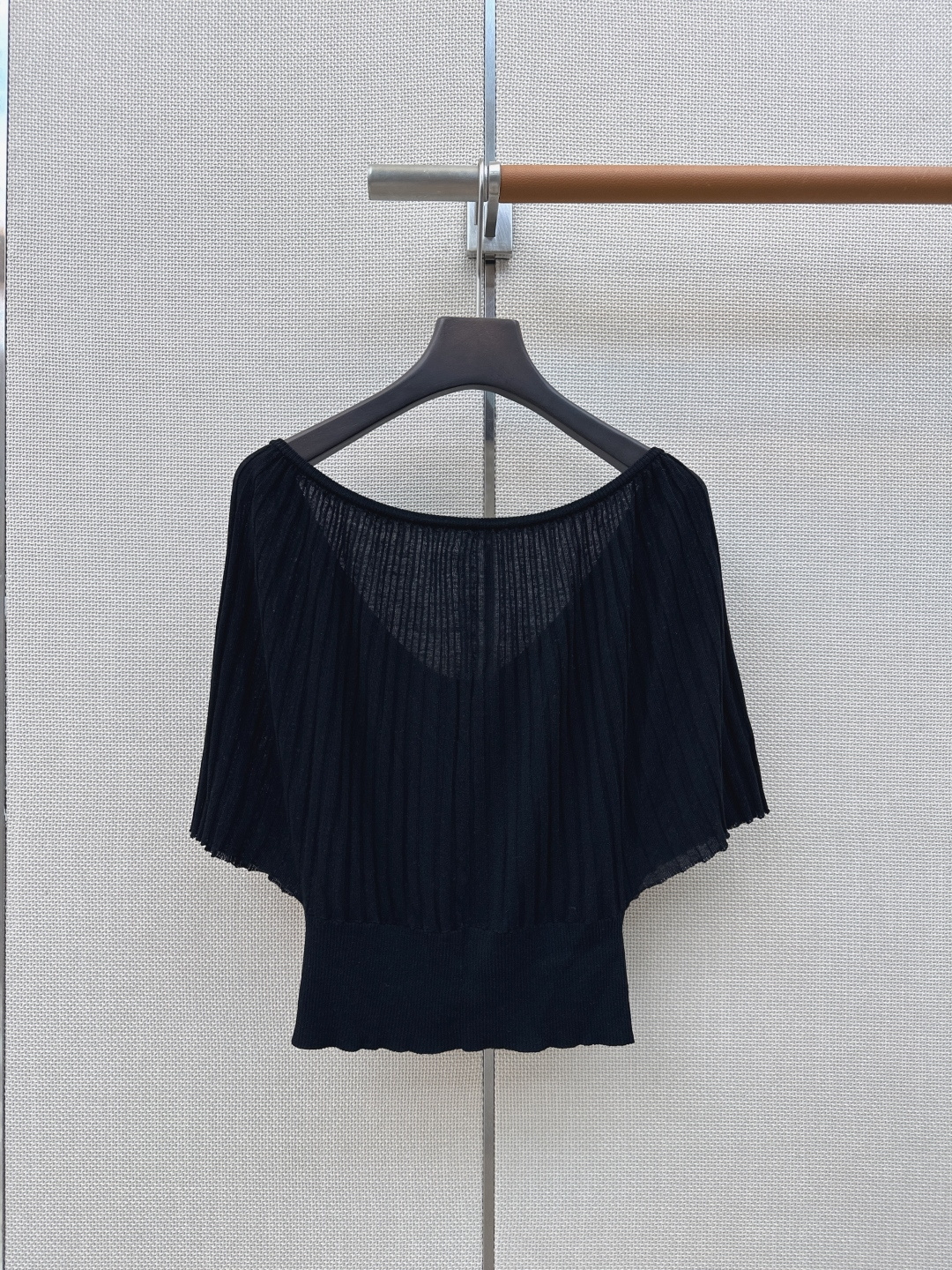 Miu 26Ss————春夏最新款减龄斗篷式针织衫🖤日常必备款 永不过时的时尚元素～～logo胸针精致大