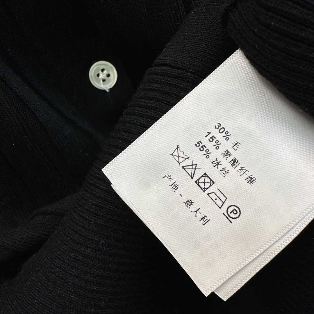 Miu 26Ss————春夏最新款减龄斗篷式针织衫🖤日常必备款 永不过时的时尚元素～～logo胸针精致大