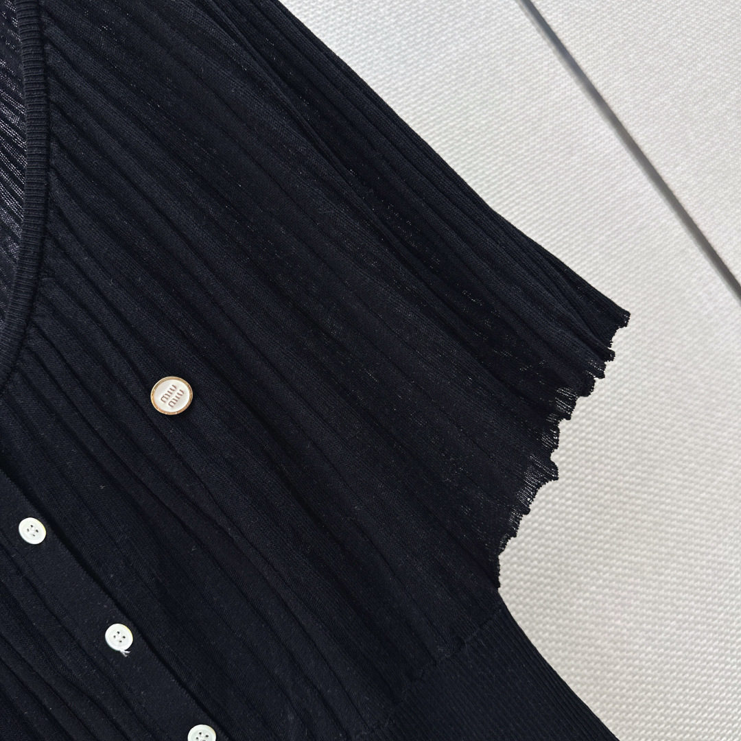 Miu 26Ss————春夏最新款减龄斗篷式针织衫🖤日常必备款 永不过时的时尚元素～～logo胸针精致大