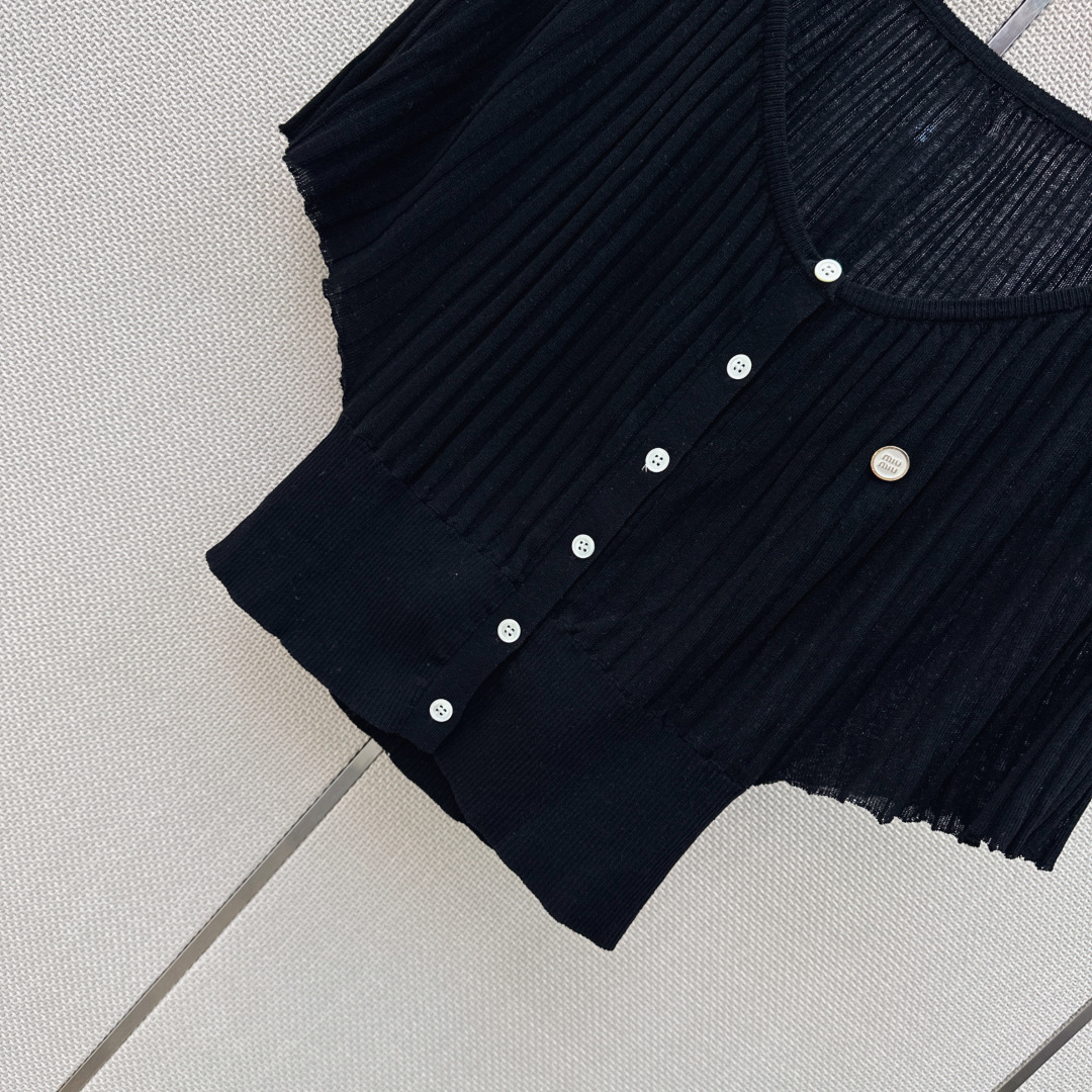 Miu 26Ss————春夏最新款减龄斗篷式针织衫🖤日常必备款 永不过时的时尚元素～～logo胸针精致大