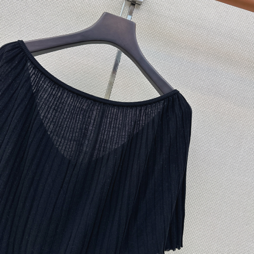 Miu 26Ss————春夏最新款减龄斗篷式针织衫🖤日常必备款 永不过时的时尚元素～～logo胸针精致大