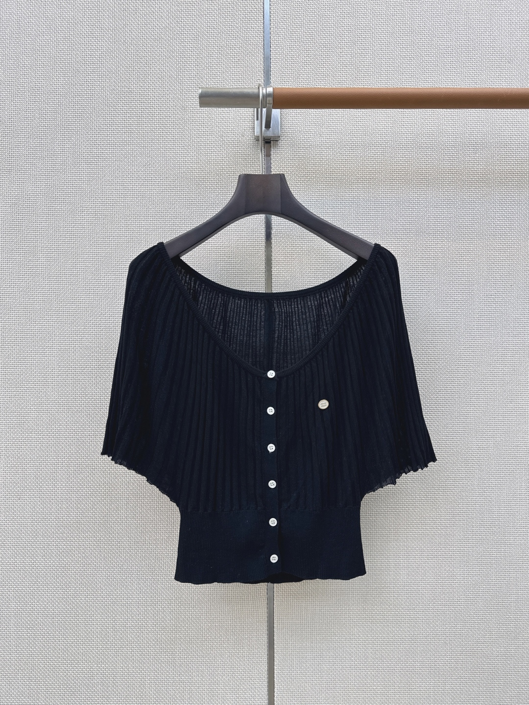 Miu 26Ss————春夏最新款减龄斗篷式针织衫🖤日常必备款 永不过时的时尚元素～～logo胸针精致大