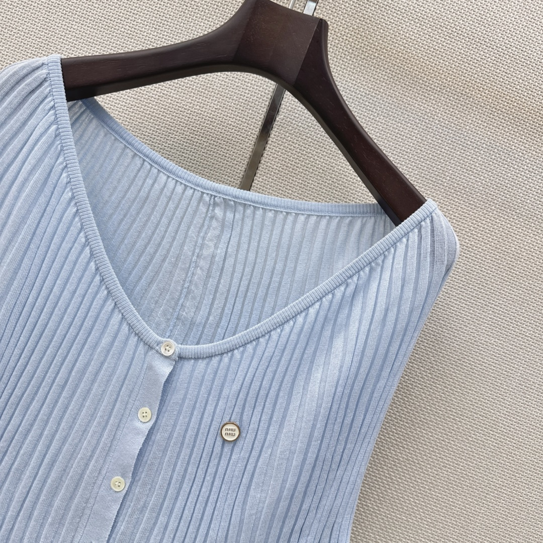 Miu 26Ss————春夏最新款减龄斗篷式针织衫🖤日常必备款 永不过时的时尚元素～～logo胸针精致大