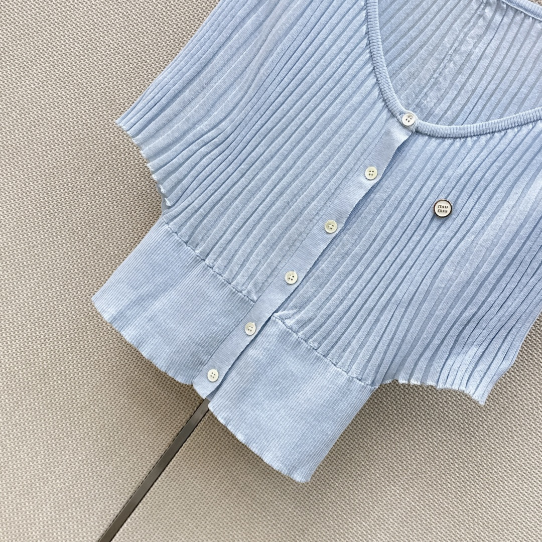 Miu 26Ss————春夏最新款减龄斗篷式针织衫🖤日常必备款 永不过时的时尚元素～～logo胸针精致大