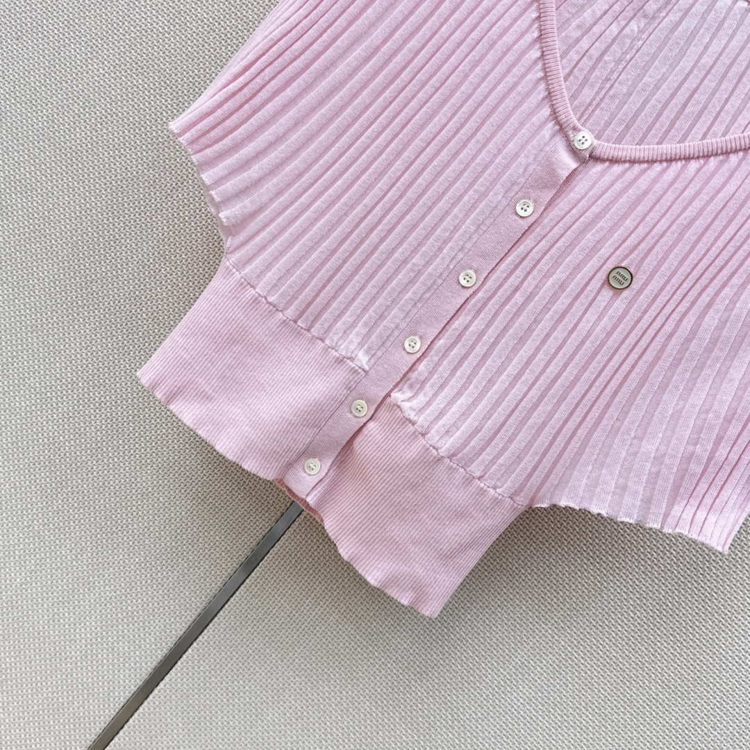 Miu 26Ss————春夏最新款减龄斗篷式针织衫🖤日常必备款 永不过时的时尚元素～～logo胸针精致大