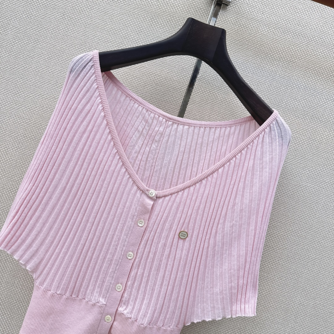 Miu 26Ss————春夏最新款减龄斗篷式针织衫🖤日常必备款 永不过时的时尚元素～～logo胸针精致大