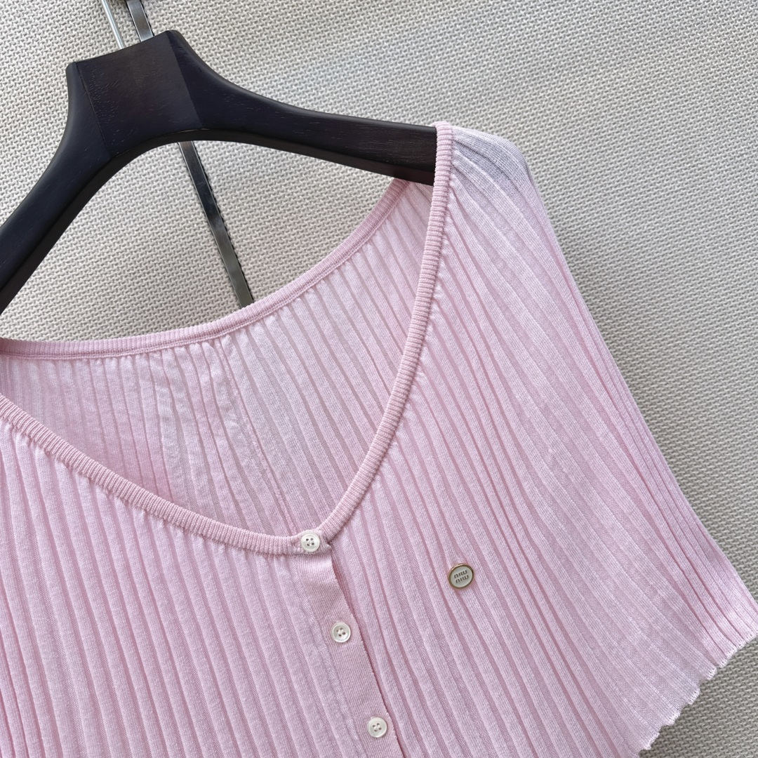 Miu 26Ss————春夏最新款减龄斗篷式针织衫🖤日常必备款 永不过时的时尚元素～～logo胸针精致大