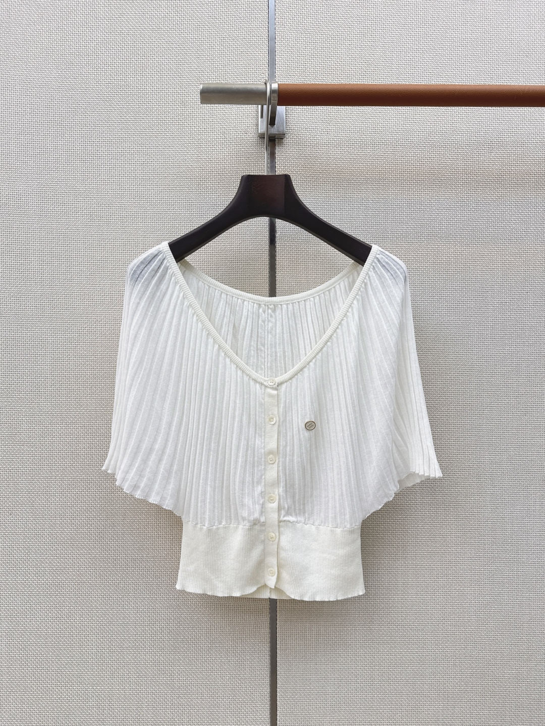 NO:854700,Miu 26Ss————The latest age-reducing cape-style sweater for daily use in spring and summer. A timeless fashion element~~The logo brooch is exquisite and big-name, casual and high-end!  The quality of knitted T-shirts is unparalleled. It can be easily matched with jeans for a date or shopping!  Four colors ready for sale sml (M size unlimited bust, length 49, manual measurement error), Miu Miu-clothing, miumiu, jeans, tees, t-shirt, brooch, breastpin,19860909Miu 26Ss————春夏最新款减龄斗篷式针织衫日常必备款 永不过时的时尚元素～～logo胸针精致大牌 休闲也高级！ 针织的品质感T恤是望尘莫及的 搭配牛仔裤约会逛街都能轻松搞定！四色现货发售sml（M码胸围无限 衣长49手工测量有误差）,缪缪-服装,miumiu,jeans,tees，t-shirt,brooch，breastpin,,Women's clothing