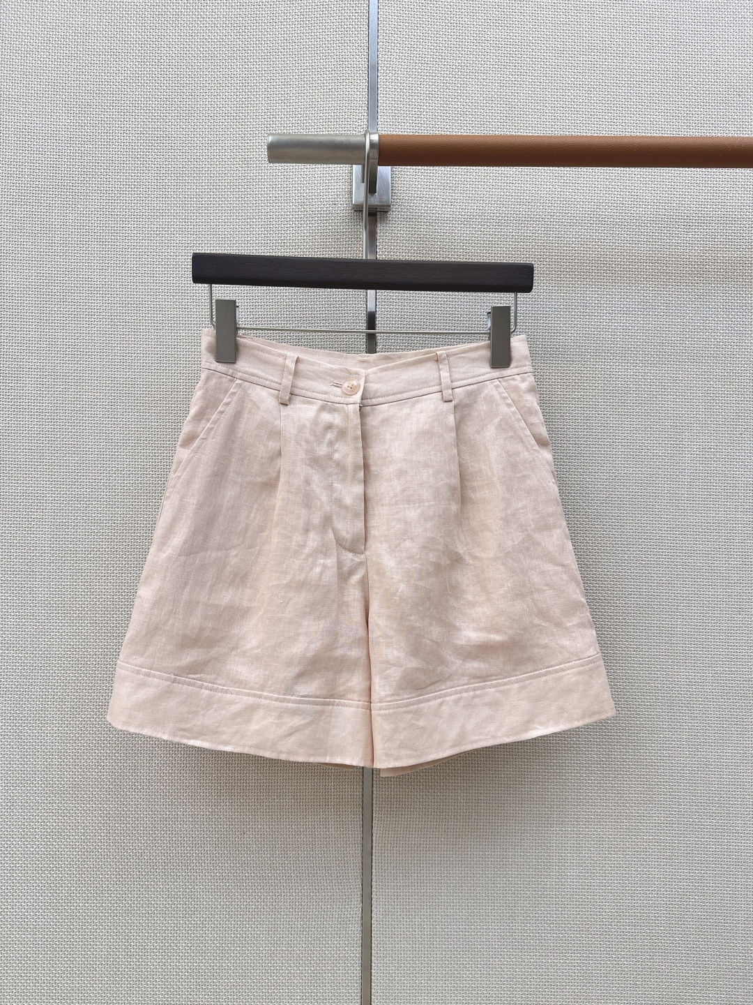 NO:887179,Fashionable old money LP Ss————The latest loose-fitting linen suit for spring and summer. Waisted lapel jacket + wide-leg shorts. Summer must-have. A look that can be used for vacation, leisure or commuting~ Minimalist and fashionable style. Made of linen fabric. The tailoring is just right. It can be controlled by any figure. Two colors are developed separately. Ready for sale sml (S size coat shoulder width 45, bust 96, length 55)  Shorts waist 66 hips 92 pants length 39 manual measurement error) jacket shorts, women's clothing, loro piana, shorts, jackets & coats,19860909时髦老钱 LP Ss————春夏最新款松弛感穿搭亚麻套装收腰翻领外套+阔腿短裤 夏季必备 度假休闲或者通勤皆可的一套Look～ 极简又时髦的造型感 采用亚麻面料 版型剪裁恰到好处 不管什么身材都能够驾驭 两色分开发 现货发售sml（s码外套肩宽45胸围96衣长55 短裤腰围66臀围92裤长39手工测量存在误差）外套短裤,女装,loro piana,shorts,jackets & coats,,Women's clothing