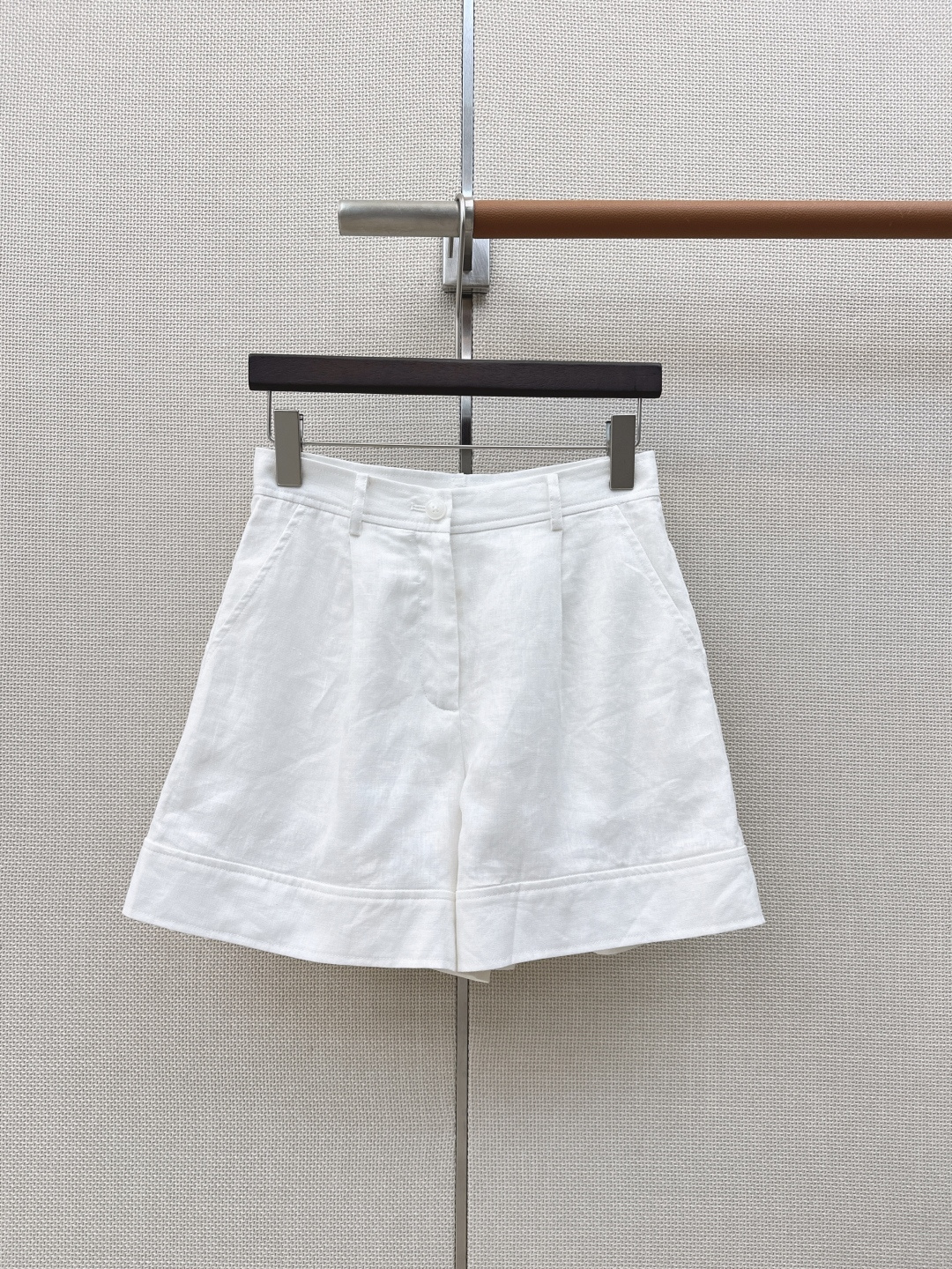 NO:862817,Fashionable old money LP Ss————The latest loose-fitting linen suit for spring and summer. Waisted lapel jacket + wide-leg shorts. Summer must-have. A look that can be used for vacation, leisure or commuting~ Minimalist and fashionable style. Made of linen fabric. The tailoring is just right. It can be controlled by any figure. Two colors are developed separately. Ready for sale sml (S size coat shoulder width 45, bust 96, length 55)  Shorts waist 66 hips 92 pants length 39 manual measurement error) shorts, women's clothing, loro piana, shorts, jackets & coats,19860909时髦老钱 LP Ss————春夏最新款松弛感穿搭亚麻套装收腰翻领外套+阔腿短裤 夏季必备 度假休闲或者通勤皆可的一套Look～ 极简又时髦的造型感 采用亚麻面料 版型剪裁恰到好处 不管什么身材都能够驾驭 两色分开发 现货发售sml（s码外套肩宽45胸围96衣长55 短裤腰围66臀围92裤长39手工测量存在误差）短裤,女装,loro piana,shorts,jackets & coats,,Women's clothing