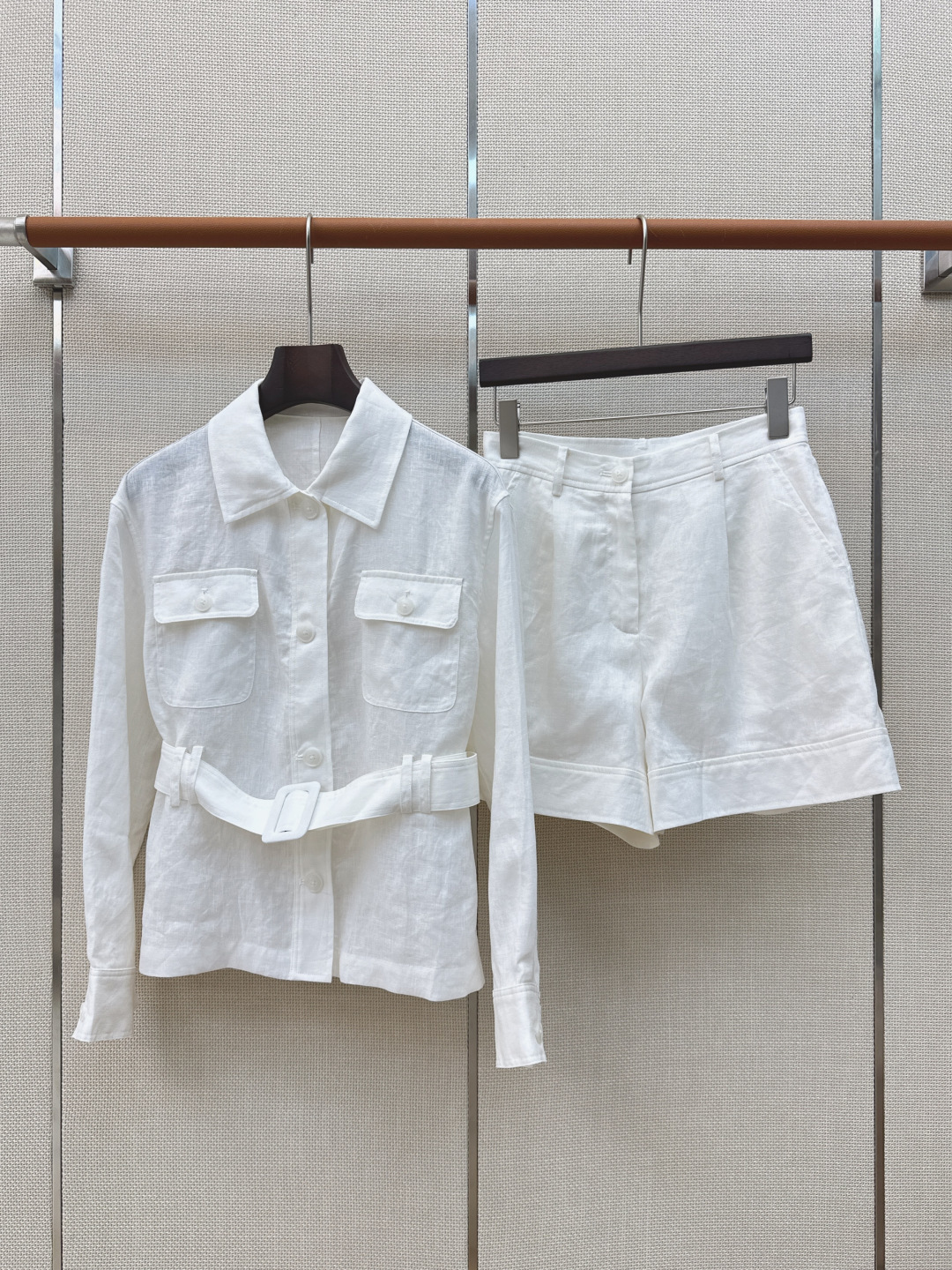 NO:862810,Fashionable old money LP Ss————The latest loose-fitting linen suit for spring and summer. Waisted lapel jacket + wide-leg shorts. Summer must-have. A look that can be used for vacation, leisure or commuting~ Minimalist and fashionable style. Made of linen fabric. The tailoring is just right. It can be controlled by any figure. Two colors are developed separately. Ready for sale sml (S size coat shoulder width 45, bust 96, length 55)  Shorts waist 66 hips 92 pants length 39 manual measurement error) jackets, women's clothing, loro piana, shorts, jackets & coats,19860909时髦老钱 LP Ss————春夏最新款松弛感穿搭亚麻套装收腰翻领外套+阔腿短裤 夏季必备 度假休闲或者通勤皆可的一套Look～ 极简又时髦的造型感 采用亚麻面料 版型剪裁恰到好处 不管什么身材都能够驾驭 两色分开发 现货发售sml（s码外套肩宽45胸围96衣长55 短裤腰围66臀围92裤长39手工测量存在误差）外套,女装,loro piana,shorts,jackets & coats,,Women's clothing