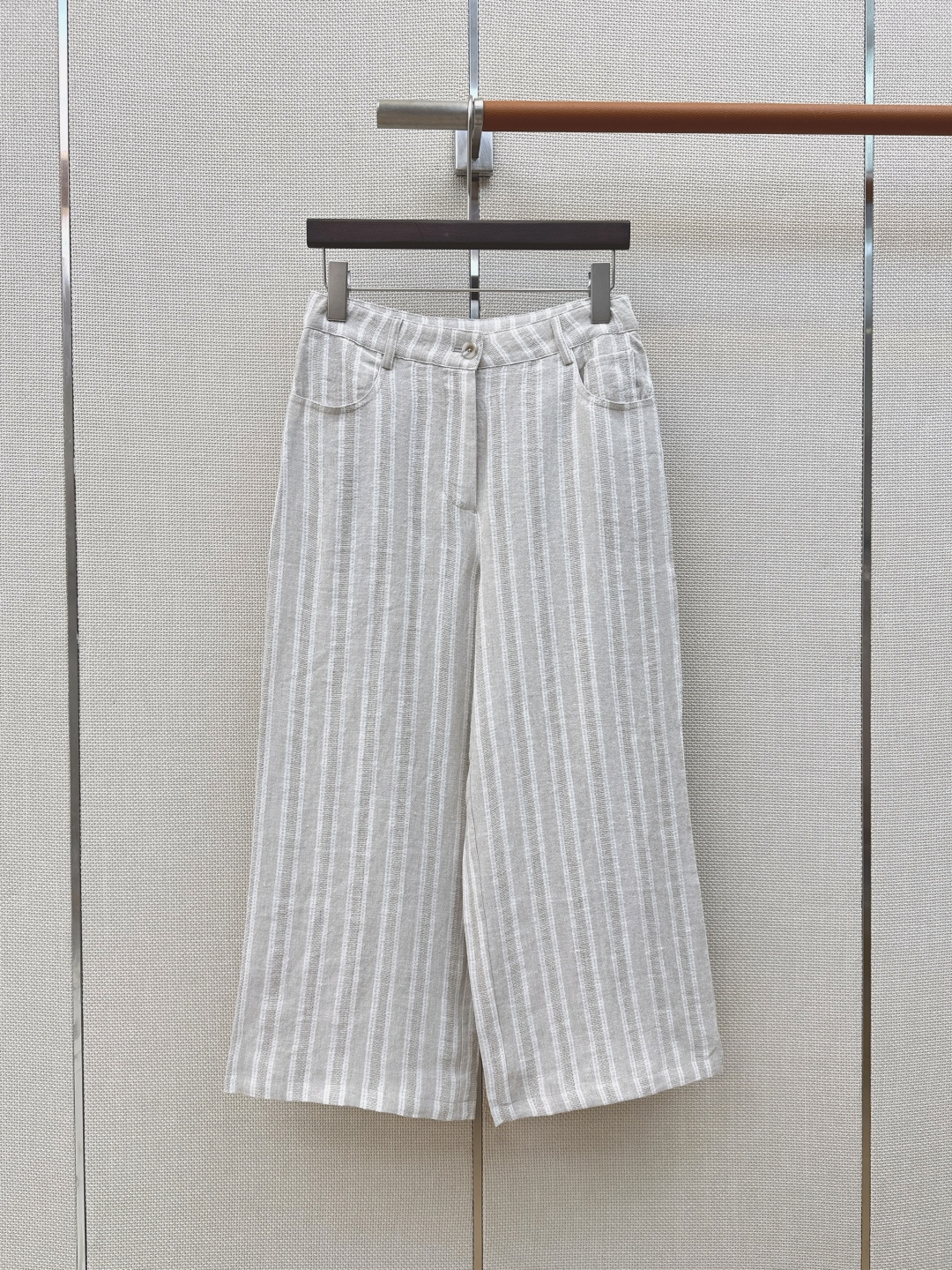 NO:863123,Old money style high-end commuting, very practical. LP Ss - the latest spring and summer striped linen suit with drawstring short vest + three-quarter straight pants. Made of high-weight striped linen fabric. The texture is super good, very high-end, proper old money style. It can be used for daily gatherings or commuting. Lazy and casual, with a sense of vacation. Strong sense of styling. Developed in one color. Ready for sale sml (S size vest, bust 100, length 52)  Pants waist 68 hips 90 trouser length 84 manual measurement error) pants, women's clothing, loro piana,19860909老钱风高阶通勤 实穿性超高 LP Ss————春夏最新款条纹亚麻套装抽绳小短款马甲+七分直筒裤 采用了高克重的条纹亚麻面料 质感超好 非常高级 妥妥的老钱风 日常聚会或者通勤都可以 慵懒休闲又有度假感 很强的造型感 一色分开发 现货发售sml（s码马甲胸围100衣长52 裤子腰围68臀围90裤长84手工测量存在误差）裤,女装,loro piana,,Women's clothing