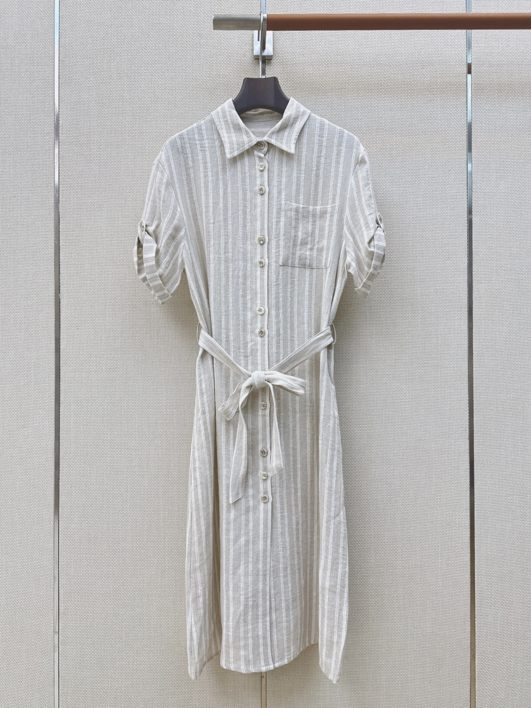 NO:863112,LP Ss————The latest Italian minimalist style striped linen dress for spring and summer. It can be used for exquisite commuting or fashionable outing. The lapel design modifies the neck. It shows a small face. Super practical dress. The length is below the knee. It shows the thinnest ankle part. It is particularly thin. A little expert in hiding meat. It is paired with an exquisite belt to divide the golden ratio figure. One color ready for sale sml (shoulder width 44 bust 94 length 111 in size S, there is an error in manual measurement), women's clothing, loro  piana,skirts,gold,19860909LP Ss————春夏最新款意式极简风条纹亚麻连衣裙 可精致通勤也可时髦出街 翻领设计修饰颈脖 显脸小 超级实穿的连衣裙 长度在膝盖以下 露出最瘦的脚踝部分 特别显瘦 藏肉小能手 搭配精致腰带分割黄金比例身材 一色现货发售sml（s码肩宽44胸围94衣长111手工测量存在误差）,女装,loro piana,skirts,gold,,Women's clothing