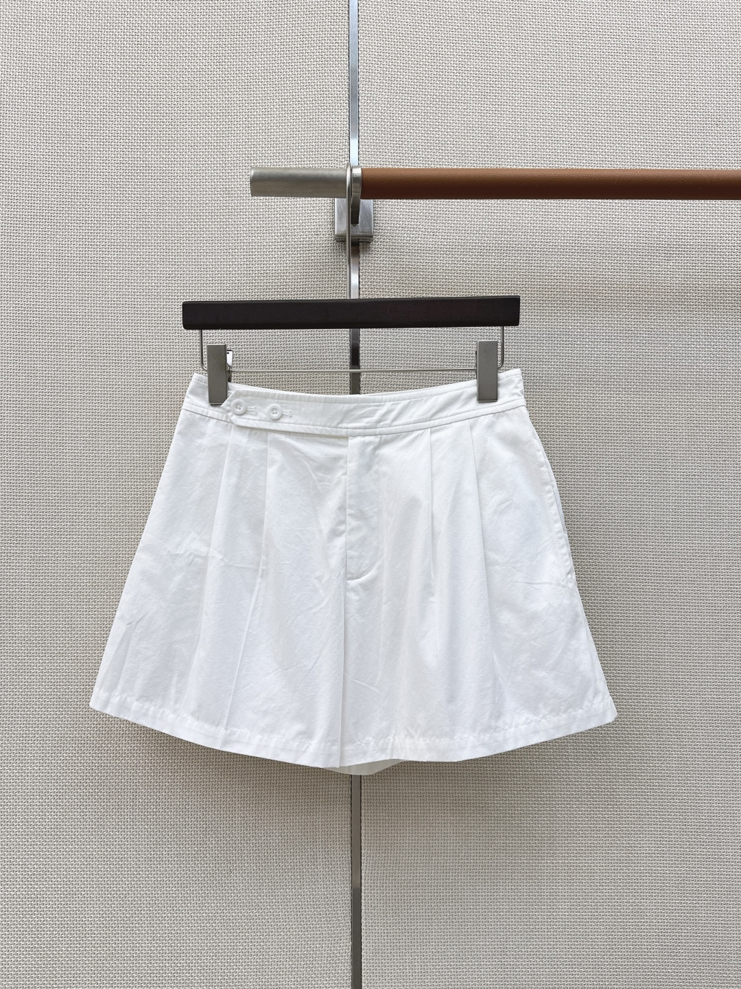 NO:863100,Daily wear is just in need of RL 26Ss————The latest minimalist style for spring and summer, side button shorts, old money minimalist style. Very simple design. It is very necessary for daily matching. You can wear it in any combination. It uses customized fabrics. The light and wide texture is very suitable for summer wear. Two colors are available in stock. SML (S size waist 68 hips 90 pants length 35, there is an error in manual measurement), women's clothing, shorts,19860909日常穿搭刚需 RL 26Ss————春夏最新款极简风穿搭侧扣短裤老钱极简风 很简洁的设计 日常搭配太需要了 随意组合都可以穿出感觉 采用定制面料 轻薄挺阔的质感很适合夏日穿搭 两色现货发售sml（s码腰围68臀围90裤长35手工测量存在误差）,女装,shorts,,Women's clothing