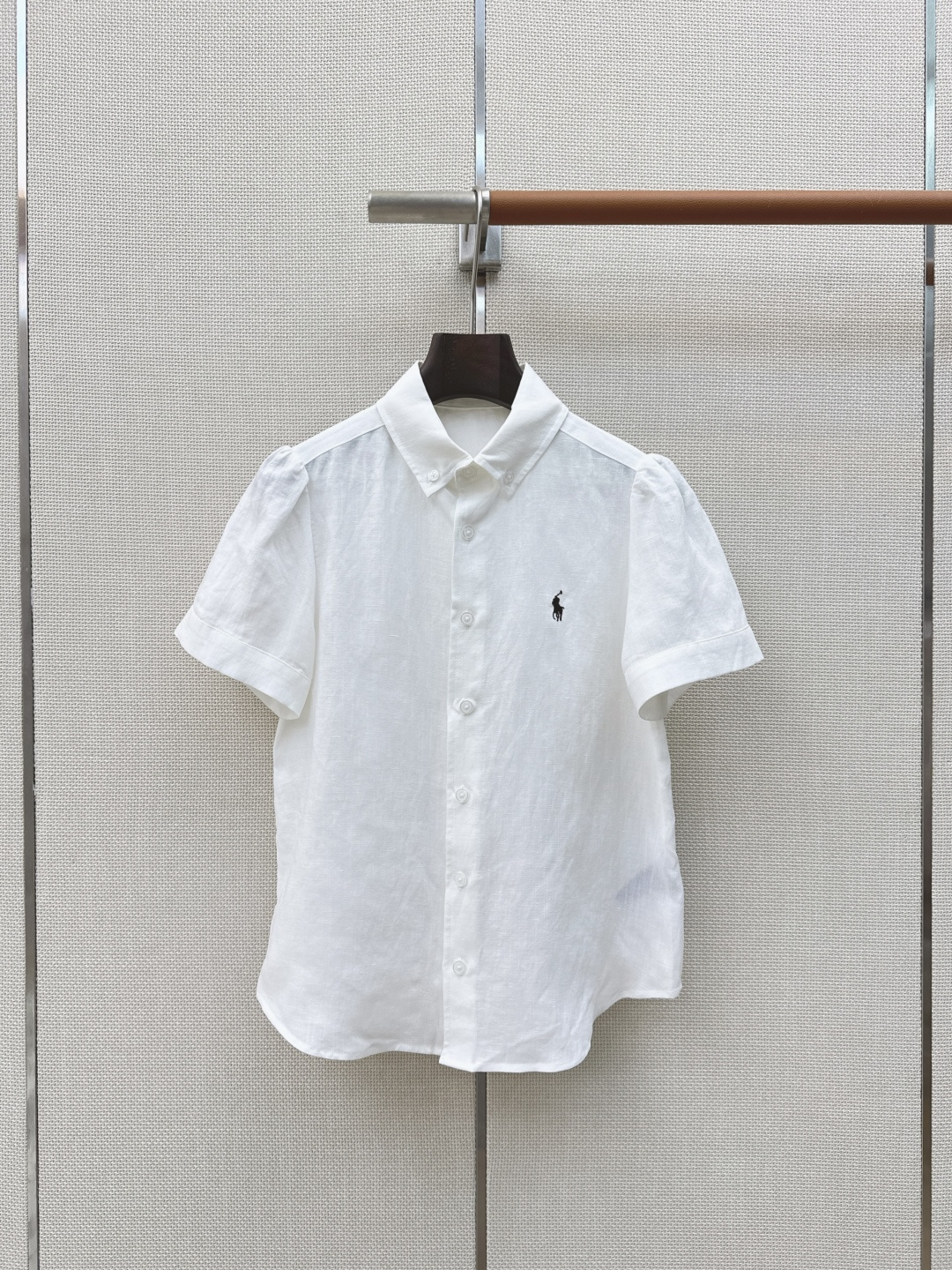 NO:863087,Fashionable old money RL 26Ss - the latest pony embroidered linen shirt for spring and summer. A must-have for summer. A multi-functional shirt that can be used for vacation or commuting. Minimalist and fashionable style. Made of pure linen fabric. The cut is just right. It can be controlled by any figure. Classic pony embroidered logo. Two colors ready for sale sml (S size shoulder width 33 bust 94 length 55, there is an error in manual measurement), women's clothing, shirts,19860909时髦老钱 RL 26Ss———春夏最新款小马刺绣亚麻衬衫 夏季必备 度假休闲或者通勤皆可的多功能衬衫 极简又时髦的造型感 采用纯亚麻面料 版型剪裁恰到好处 不管什么身材都能够驾驭 经典小马刺绣logo 两色现货发售sml（s码肩宽33胸围94衣长55手工测量存在误差）,女装,shirts,,Women's clothing