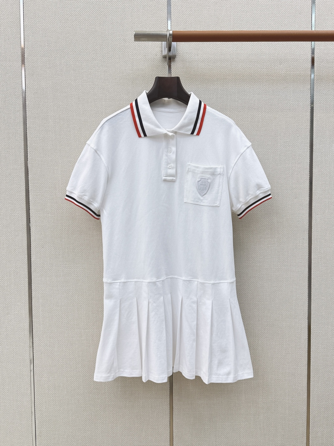 NO:862852,BC 26Ss——————The latest tennis girl style polo collar short-sleeved dress with logo badge pattern for spring and summer. Casual old money style sports can be easily controlled for daily street use~Classic H version with pleated skirt design. Imported piqué cotton fabric has super texture. A whole age-reducing girl style look~ One color ready for sale sml (S size shoulder width 50 bust 94 length 78 manual measurement error), women's clothing, skirts, T-shirt,19860909BC 26Ss—————春夏最新款网球少女风polo领短袖连衣裙logo徽章图案 休闲老钱风运动日常出街均可轻松驾驭～经典H版型搭配压褶裙摆设计 进口珠地棉面料质感超好 一整个减龄少女风Look～ 一色现货发售sml（s码肩宽50胸围94衣长78手工测量存在误差）,女装,skirts,T-shirt,,Women's clothing