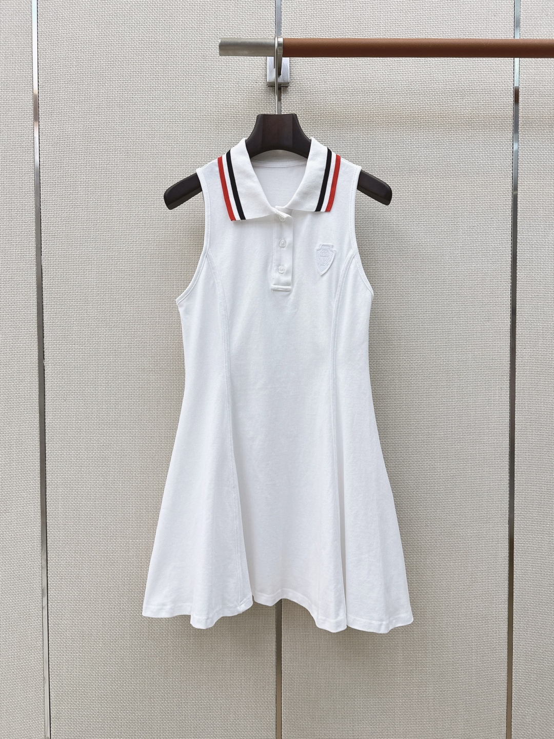 NO:862778,BC 26Ss——————The latest spring and summer style tennis girl style sleeveless lapel dress with customized badge embroidery pattern. Casual old money style sports can be easily controlled for daily street use~ Three-dimensional waist A-line skirt design Imported pique cotton fabric has super texture. A whole age-reducing girl style Look~ One color ready for sale sml (S size bust 80, length 81, there is an error in manual measurement), women's clothing, skirts,19860909BC 26Ss—————春夏最新款网球少女风无袖翻领连衣裙定制徽章刺绣图案 休闲老钱风运动日常出街均可轻松驾驭～ 立体收腰A字裙摆设计 进口珠地棉面料质感超好 一整个减龄少女风Look～ 一色现货发售sml（s码胸围80衣长81手工测量存在误差）,女装,skirts,,Women's clothing