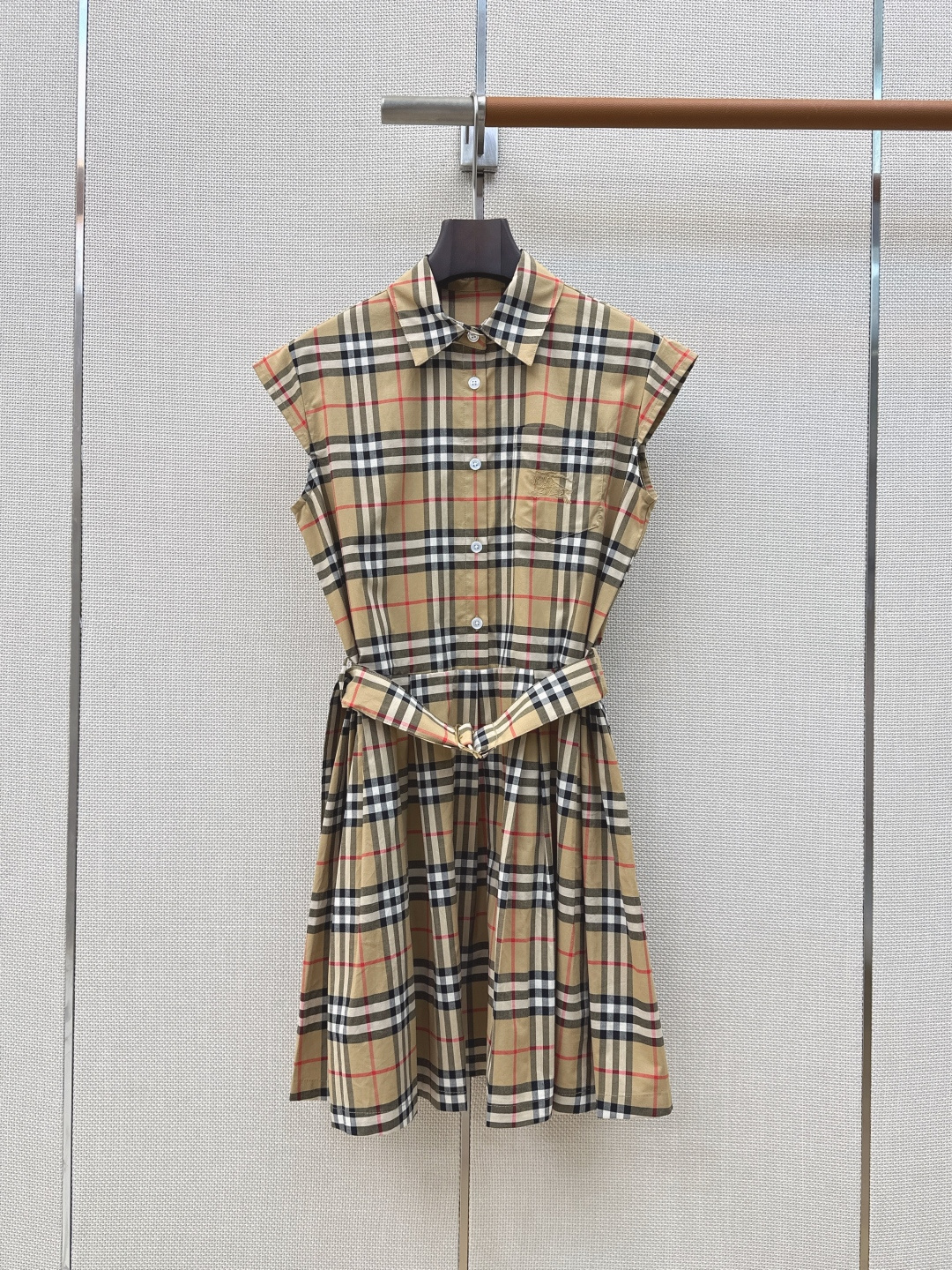 NO:862843,Retro fashionable temperament Bur 26Ss————The latest classic plaid dress for spring and summer. Age-reducing retro girl temperament. I love this classic plaid. Custom-woven cotton material. Very wrinkle-resistant. Pleated hem skirt design. Very age-reducing and slimming temperament. It is more fashionable with a belt to tighten the waist. One color ready for sale sml (S size shoulder width 40 bust 98 length 86 manual measurement error), Burberry - clothing, burberry, skirts,19860909复古时髦气质 Bur 26Ss————春夏最新款经典格纹连衣裙 减龄复古女孩气质 超级爱这个经典格子 定织的棉材质 抗皱性很好 下摆压褶裙摆设计 非常减龄显瘦气质 搭配系腰带收腰更加时髦 一色现货发售sml（s码肩宽40胸围98衣长86手工测量存在误差）,博柏利-服装,burberry,skirts,,Women's clothing