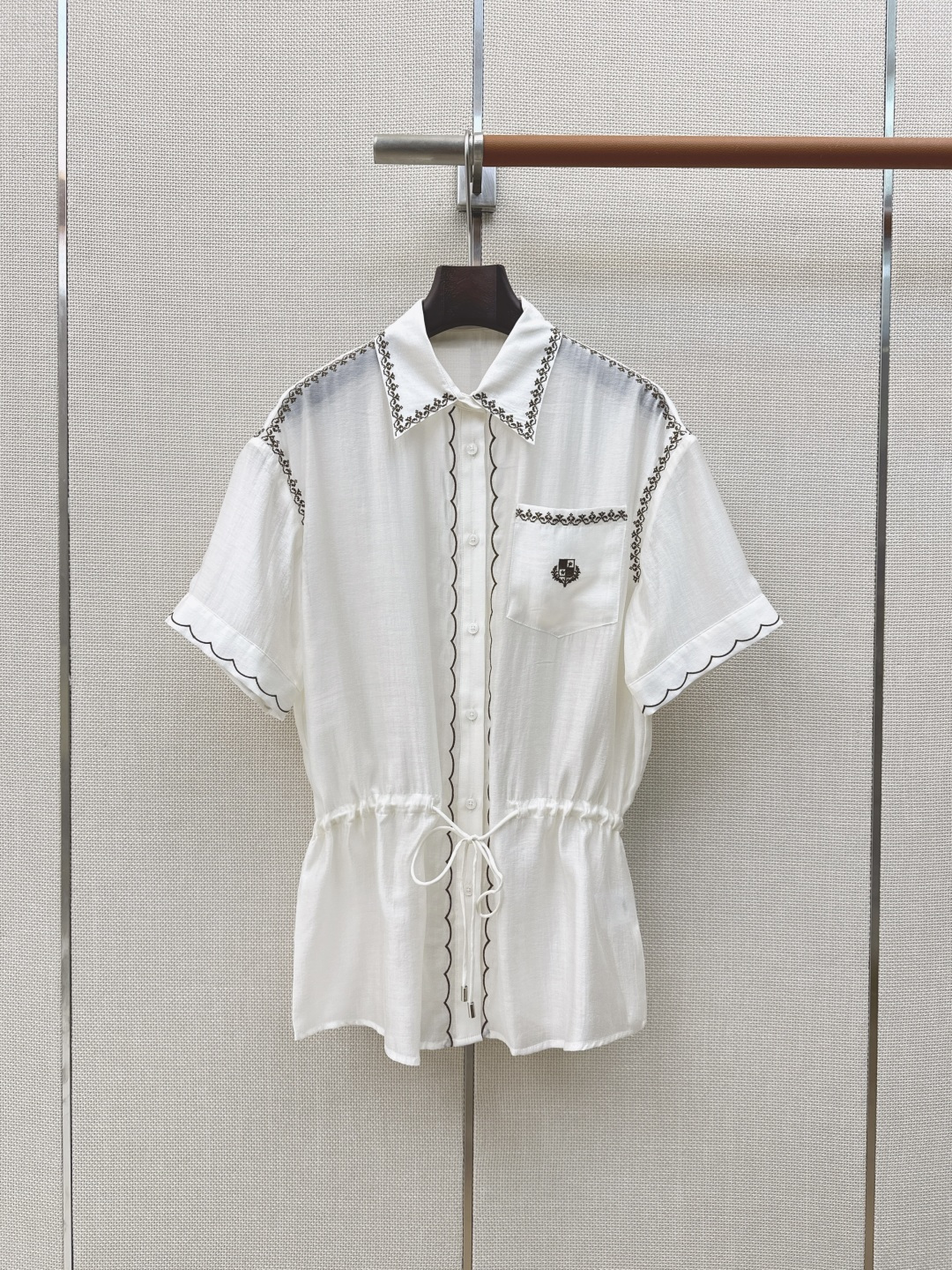 NO:863170,Relaxed old-money style outfit LP Ss————Latest heavy embroidery design drawstring waist shirt for spring and summer. Super-cut shirt. Heavy embroidery for ID. Very old-money vacation feel. Can also be used for daily commuting. Very versatile and can be worn with a sense of fashion. Imported micro-transparent fabric. The entire texture is online. Two colors are available for sale sml (S size shoulder width 50 bust 112 length 69 manual measurement error), women's clothing, loro  piana,shirts,19860909松弛老钱感穿搭 LP Ss————春夏最新款重磅刺绣设计抽绳收腰衬衫超级出片的衬衫 证件重磅镶边刺绣 很有老钱度假Feel 日常通勤也可 十分百搭又能穿出时髦感 采用进口的微透面料 整个质感在线 两色现货发售sml（s码肩宽50胸围112衣长69手工测量存在误差）,女装,loro piana,shirts,,Women's clothing