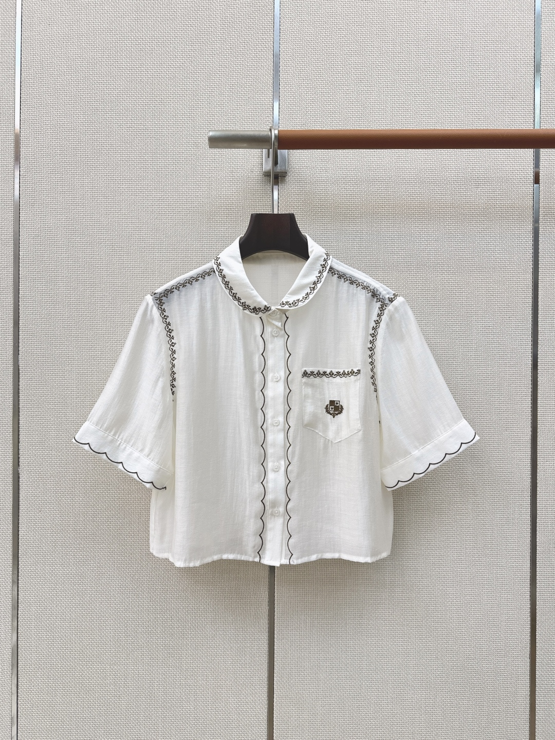 NO:863144,Relaxed old-money style outfit LP Ss————Latest heavy embroidery design short shirt for spring and summer. Super-cut shirt. Heavy embroidery for ID card. Very old-money vacation feel. It can also be used for daily commuting. Very versatile and can be worn with a sense of fashion. Imported micro-transparent fabric. The whole texture is online. Two colors are available for sale sml (S size shoulder width 42 bust 98 length 47 manual measurement error), women's clothing, loro piana, shirts,19860909松弛老钱感穿搭 LP Ss————春夏最新款重磅刺绣设计短款衬衫超级出片的衬衫 证件重磅镶边刺绣 很有老钱度假Feel 日常通勤也可 十分百搭又能穿出时髦感 采用进口的微透面料 整个质感在线 两色现货发售sml（s码肩宽42胸围98衣长47手工测量存在误差）,女装,loro piana,shirts,,Women's clothing