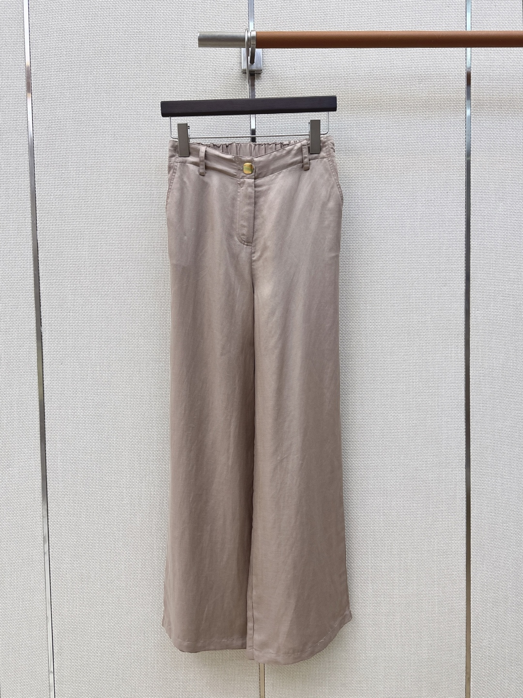 NO:863195,Old money style high-end commuting LP Ss - the latest linen suit for spring and summer, stand-up collar belt vest + elastic waist straight pants. Made of high-weight linen fabric. The texture is super good. Very high-end. Proper old money style. It can be used for daily gatherings or commuting. Lazy and casual with a sense of vacation. Strong sense of style. Two colors are developed separately. Ready for sale SML (S size vest, bust 88, length 52)  Pants waist 64 hips 88 trouser length 101 manual measurement error) pants, women's clothing, loro piana,19860909老钱风高阶通勤 LP Ss————春夏最新亚麻套装立领腰带马甲+松紧腰直筒裤 采用了高克重的亚麻面料 质感超好 非常高级 妥妥的老钱风 日常聚会或者通勤都可以 慵懒休闲又有度假感 很强的造型感 两色分开发 现货发售sml（s码马甲胸围88衣长52 裤子腰围64臀围88裤长101手工测量存在误差）裤子,女装,loro piana,,Women's clothing