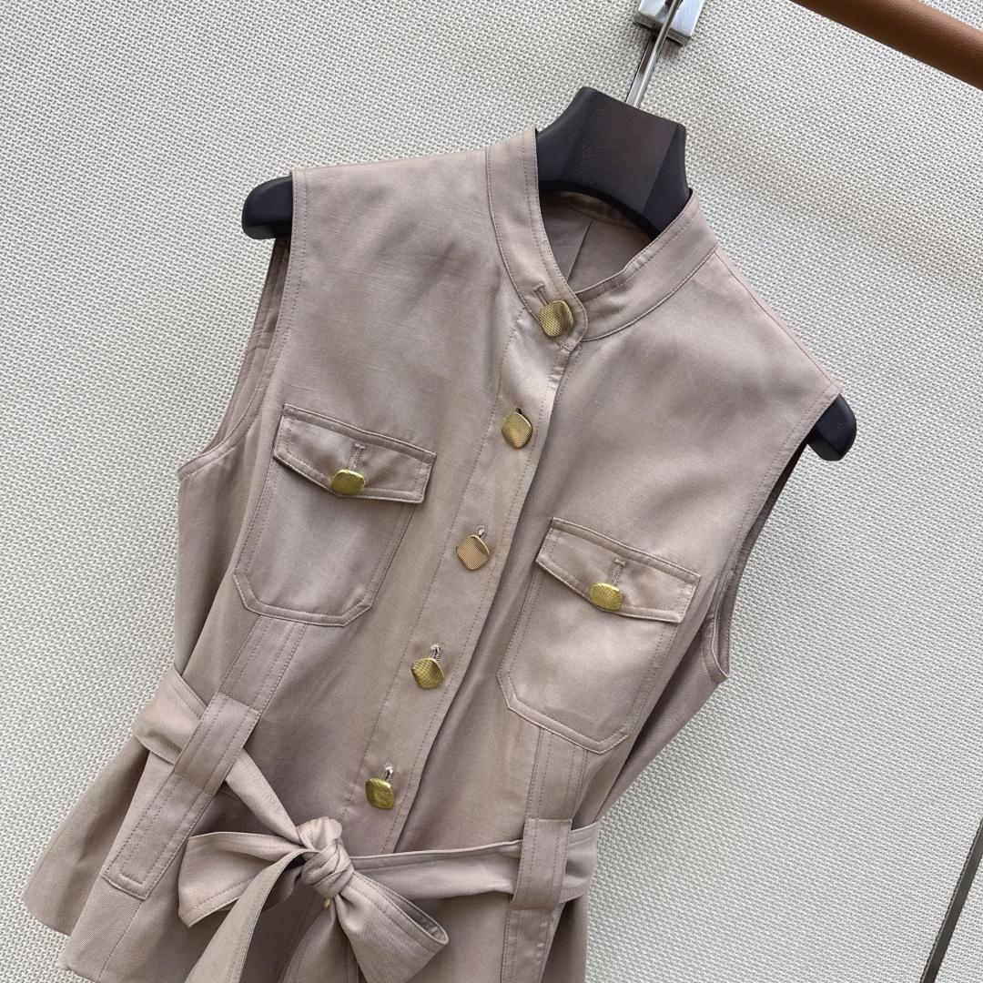 NO:863143,Old money style high-end commuting LP Ss - the latest linen suit for spring and summer, stand-up collar belt vest + elastic waist straight pants. Made of high-weight linen fabric. The texture is super good. Very high-end. Proper old money style. It can be used for daily gatherings or commuting. Lazy and casual with a sense of vacation. Strong sense of style. Two colors are developed separately. Ready for sale SML (S size vest, bust 88, length 52)  Pants waist 64 hips 88 trouser length 101 There are errors in manual measurement) vest, women's clothing, loro piana,19860909老钱风高阶通勤 LP Ss————春夏最新亚麻套装立领腰带马甲+松紧腰直筒裤 采用了高克重的亚麻面料 质感超好 非常高级 妥妥的老钱风 日常聚会或者通勤都可以 慵懒休闲又有度假感 很强的造型感 两色分开发 现货发售sml（s码马甲胸围88衣长52 裤子腰围64臀围88裤长101手工测量存在误差）马甲,女装,loro piana,,Women's clothing