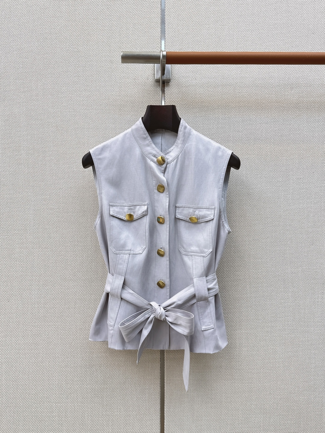 NO:863171,Old money style high-end commuting LP Ss - the latest linen suit for spring and summer, stand-up collar belt vest + elastic waist straight pants. Made of high-weight linen fabric. The texture is super good. Very high-end. Proper old money style. It can be used for daily gatherings or commuting. Lazy and casual with a sense of vacation. Strong sense of style. Two colors are developed separately. Ready for sale SML (S size vest, bust 88, length 52)  Pants waist 64 hips 88 trouser length 101 There are errors in manual measurement) vest, women's clothing, loro piana,19860909老钱风高阶通勤 LP Ss————春夏最新亚麻套装立领腰带马甲+松紧腰直筒裤 采用了高克重的亚麻面料 质感超好 非常高级 妥妥的老钱风 日常聚会或者通勤都可以 慵懒休闲又有度假感 很强的造型感 两色分开发 现货发售sml（s码马甲胸围88衣长52 裤子腰围64臀围88裤长101手工测量存在误差）马甲,女装,loro piana,,Women's clothing