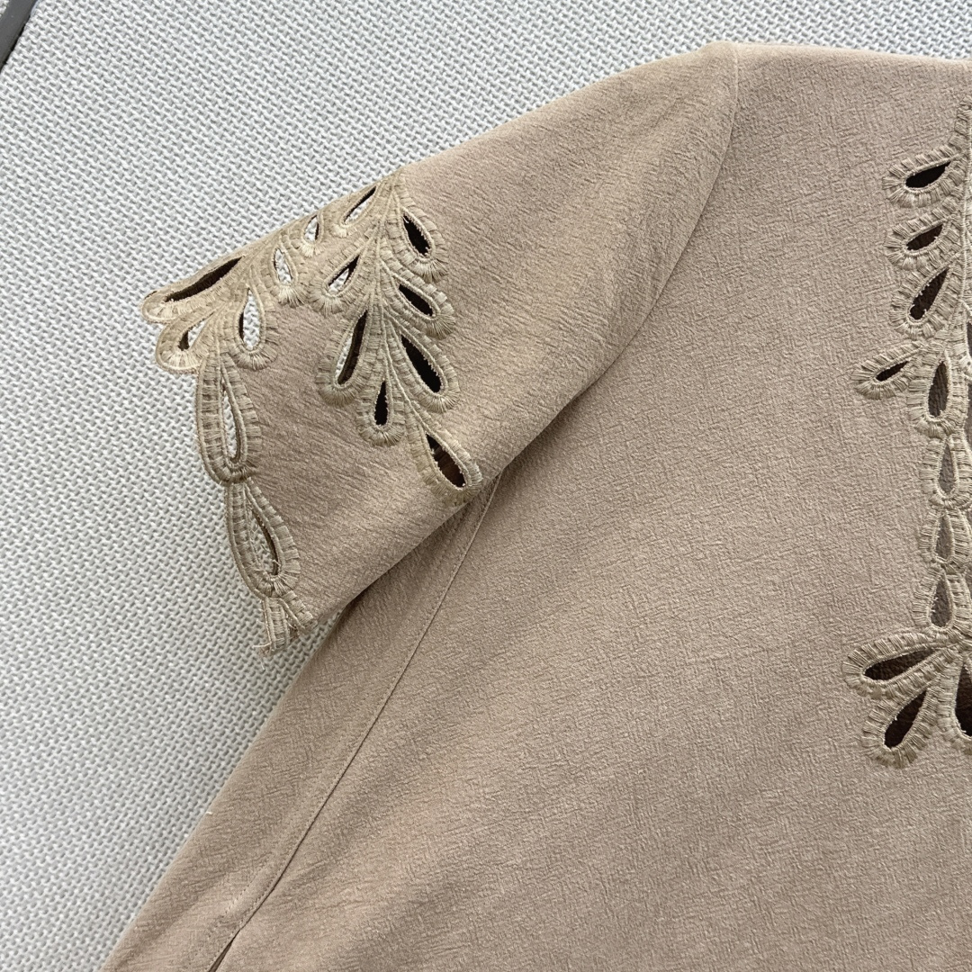 VLTN 26Ss———春夏最新款重磅刺绣设计V领连衣裙🤍采用轻薄的亚麻面料 透气不闷热 极简设计感  