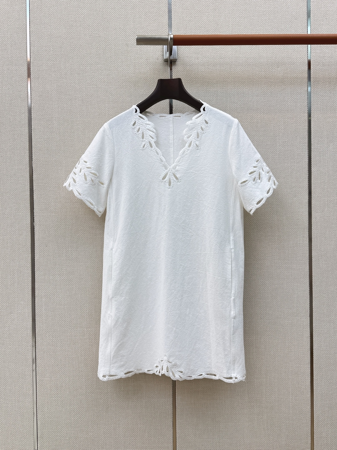 NO:863076,VLTN 26Ss————The latest heavy embroidery design V-neck dress in spring and summer is made of light linen fabric. It is breathable and not stuffy. It has a minimalist design. The lace embroidery on the collar, cuffs and hem is particularly beautiful and has a sense of detail. Two colors are available in stock. SML (S size shoulder width 41 bust 92 length 83 manual measurement error), Valentino-clothing, valentino, skirts,19860909VLTN 26Ss———春夏最新款重磅刺绣设计V领连衣裙采用轻薄的亚麻面料 透气不闷热 极简设计感 领口袖口及下摆花边刺绣特别好看 很有细节感 两色现货发售sml（s码肩宽41胸围92衣长83手工测量存在误差）,华伦天奴-服装,valentino,skirts,,Women's clothing