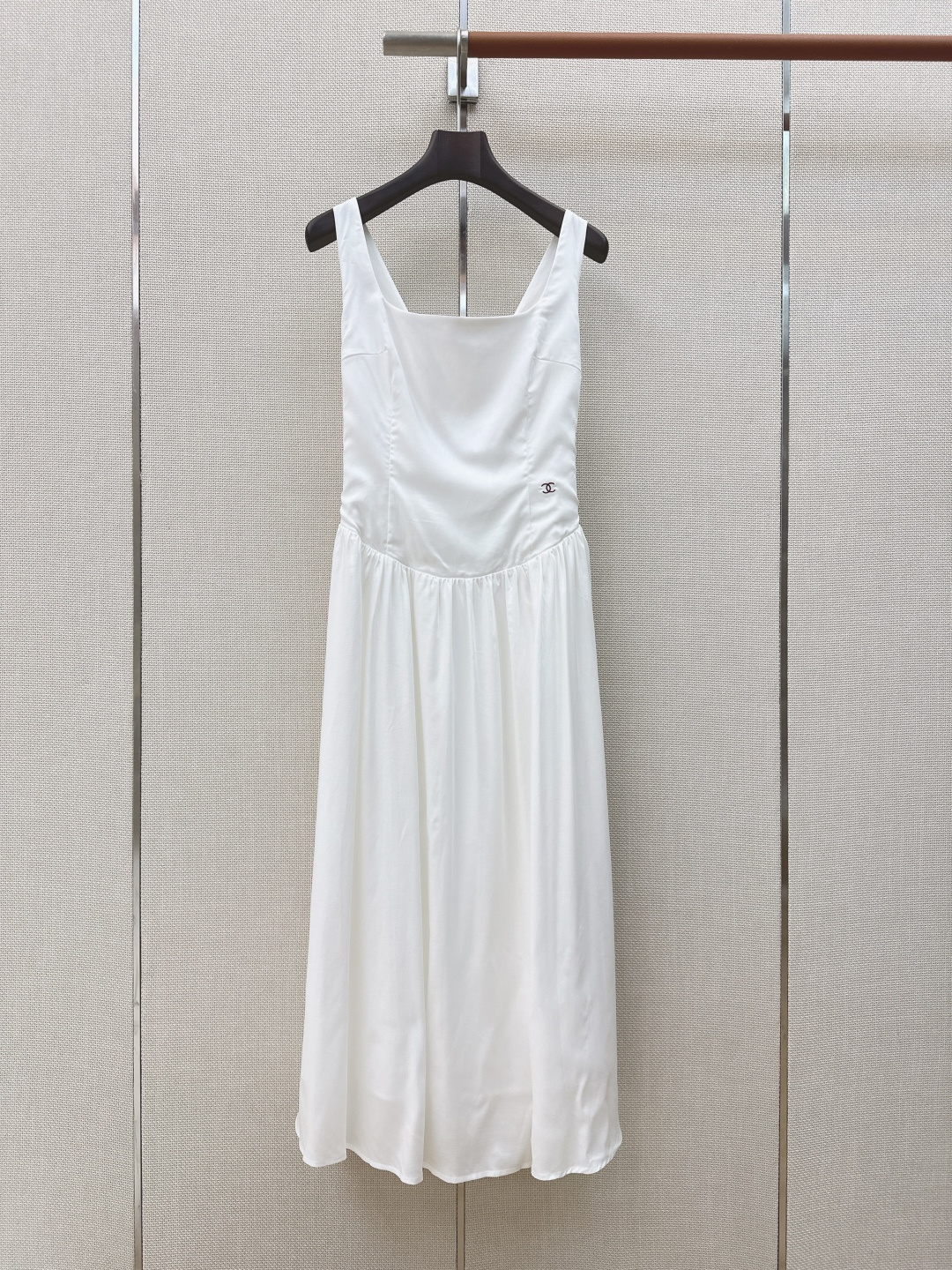 NO:863066,C Home 26Ss————The latest long dress for spring and summer that is practical and not mediocre. Customized thin Tencel cotton fabric. It has an elegant and drapey feeling. You can go out in one second. The casual and comfortable skirt saves the summer heat. The three-dimensional waist design is matched with a pleated skirt. The whole design is in place in one step. Simple and practical to wear.  Two colors ready for sale sml (S size bust 68, length 121, there is an error in manual measurement), Chanel-clothing, chanel, chanel, skirts,19860909C家 26Ss————春夏最新款实穿不平庸的长款连衣裙 定制轻薄的天丝棉面料 飘逸垂坠感很好 一秒出门的随性 随性惬意的休闲裙拯救夏日炎热感 立体收腰版型搭配褶皱裙摆 整个设计一步到位 简洁实穿 两色现货发售sml（s码胸围68衣长121手工测量存在误差）,香奈儿-服装,chanel,chanel,skirts,,Women's clothing